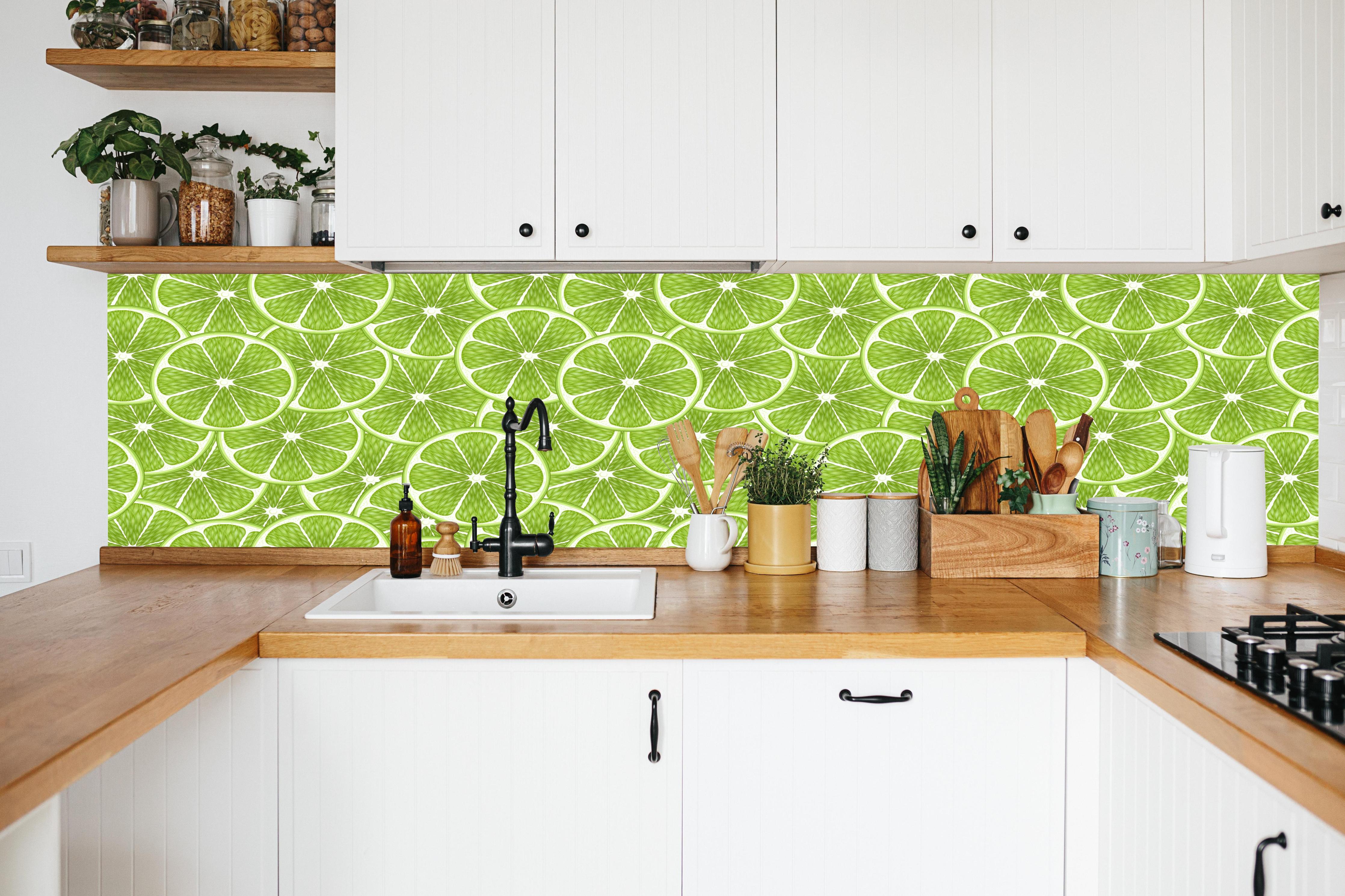 Küche - Citrus Limettenmuster Grün in weißer Küche hinter Gewürzen und Kochlöffeln aus Holz