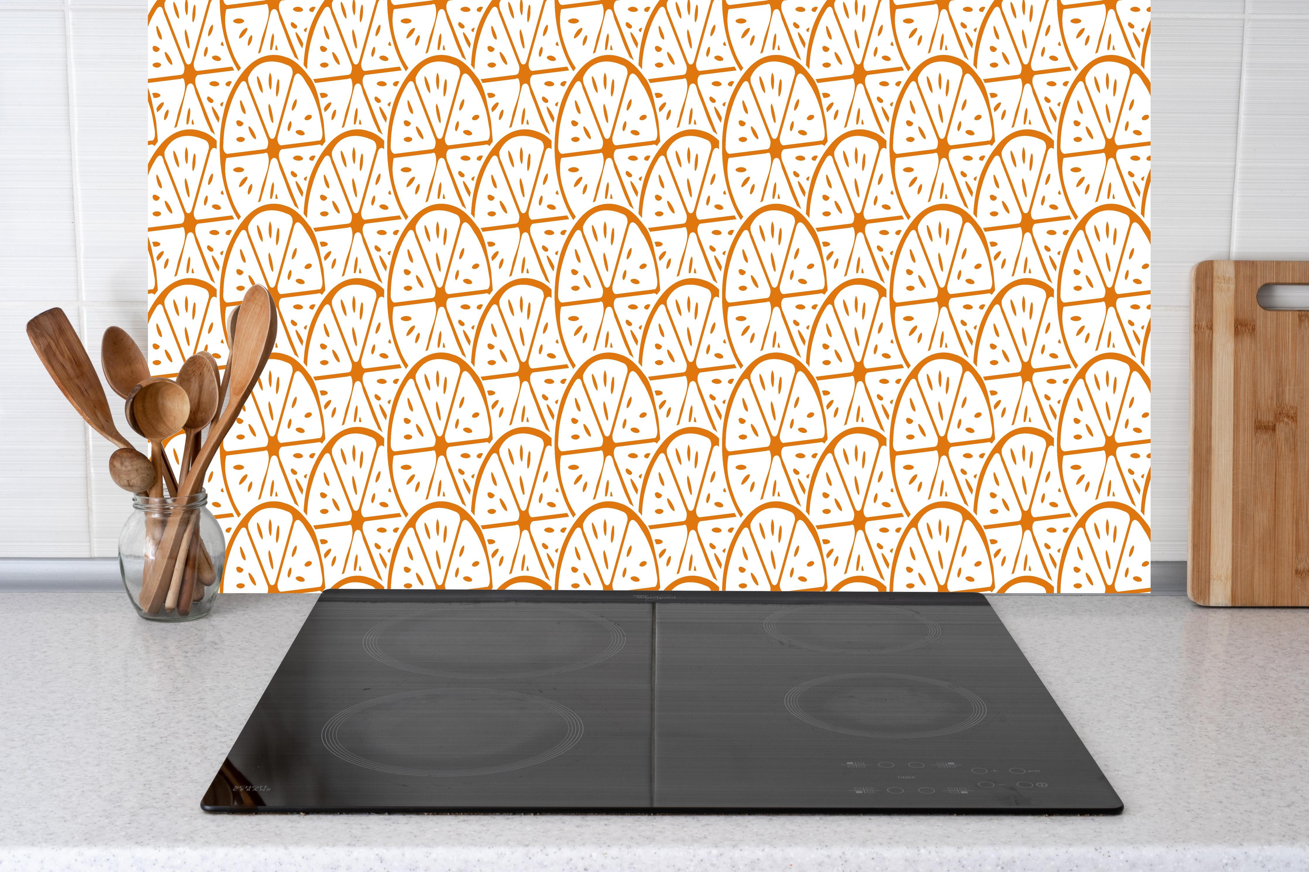 Küche - Citrus Orange Fizz Muster hinter Cerankochfeld und Holz-Kochutensilien
