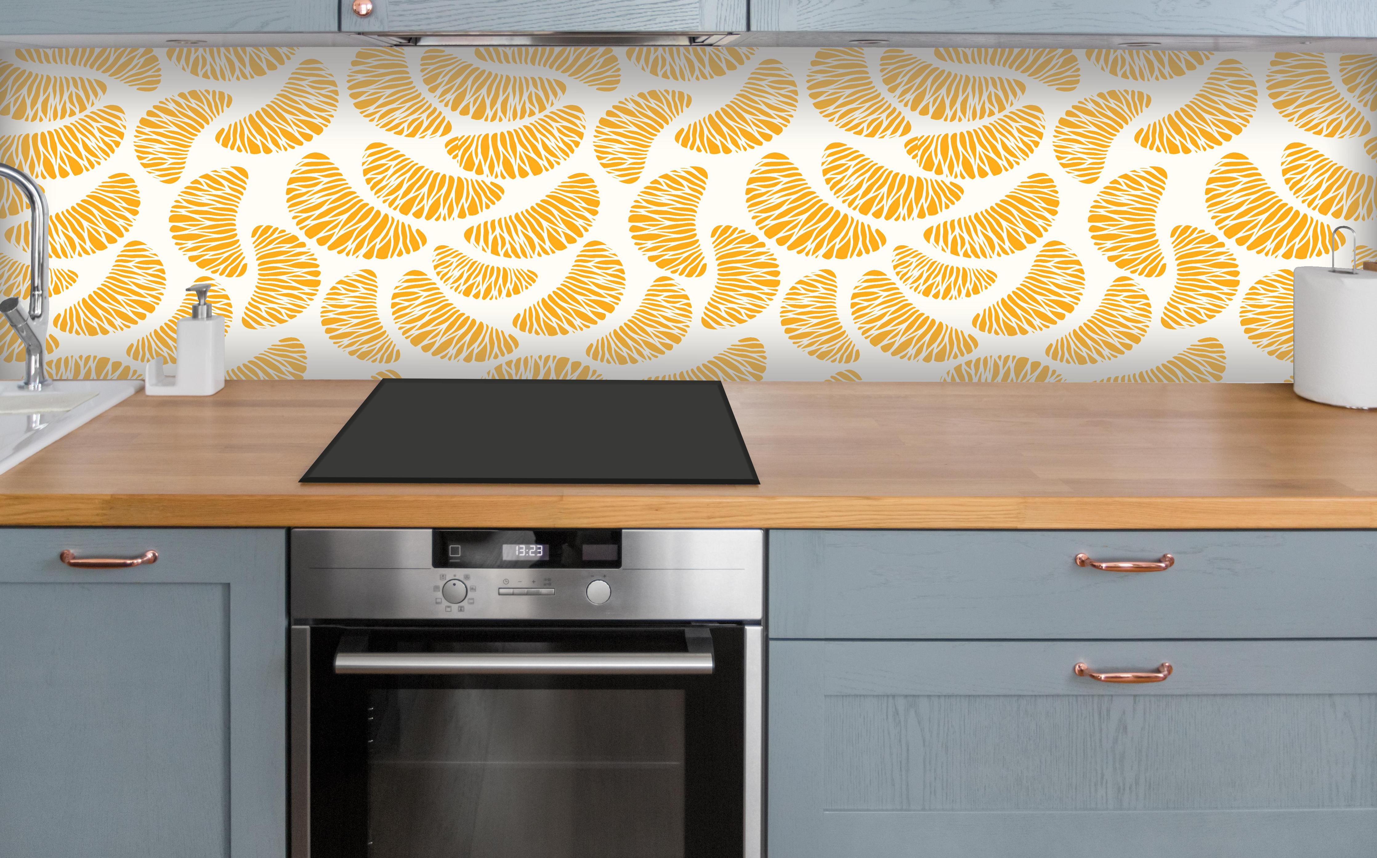 Küche - Citrus Orange Goldmuster über polierter Holzarbeitsplatte mit Cerankochfeld