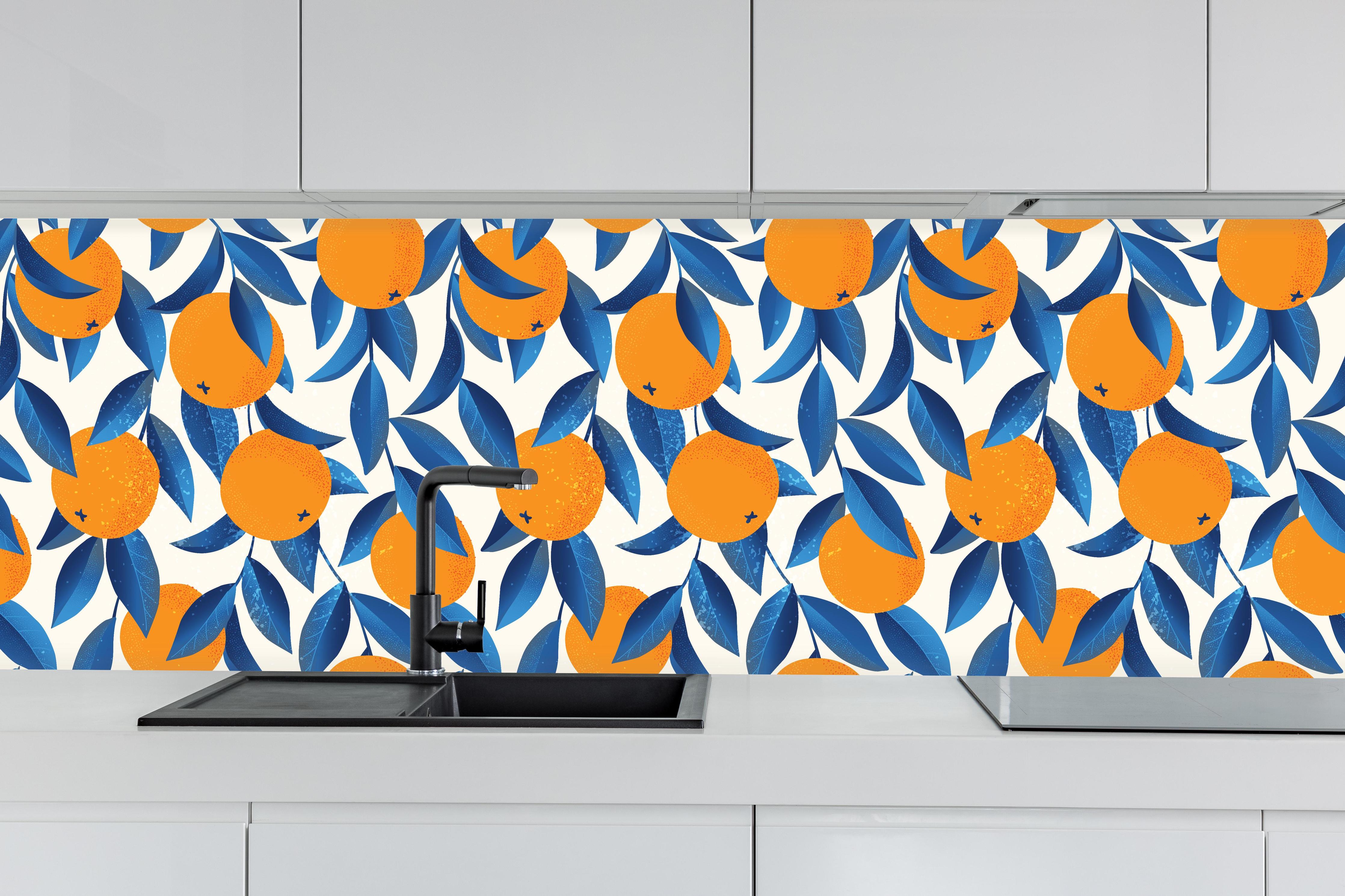 Küche - Citrus Orange Mediterran Muster hinter weißen Hochglanz-Küchenregalen und schwarzem Wasserhahn