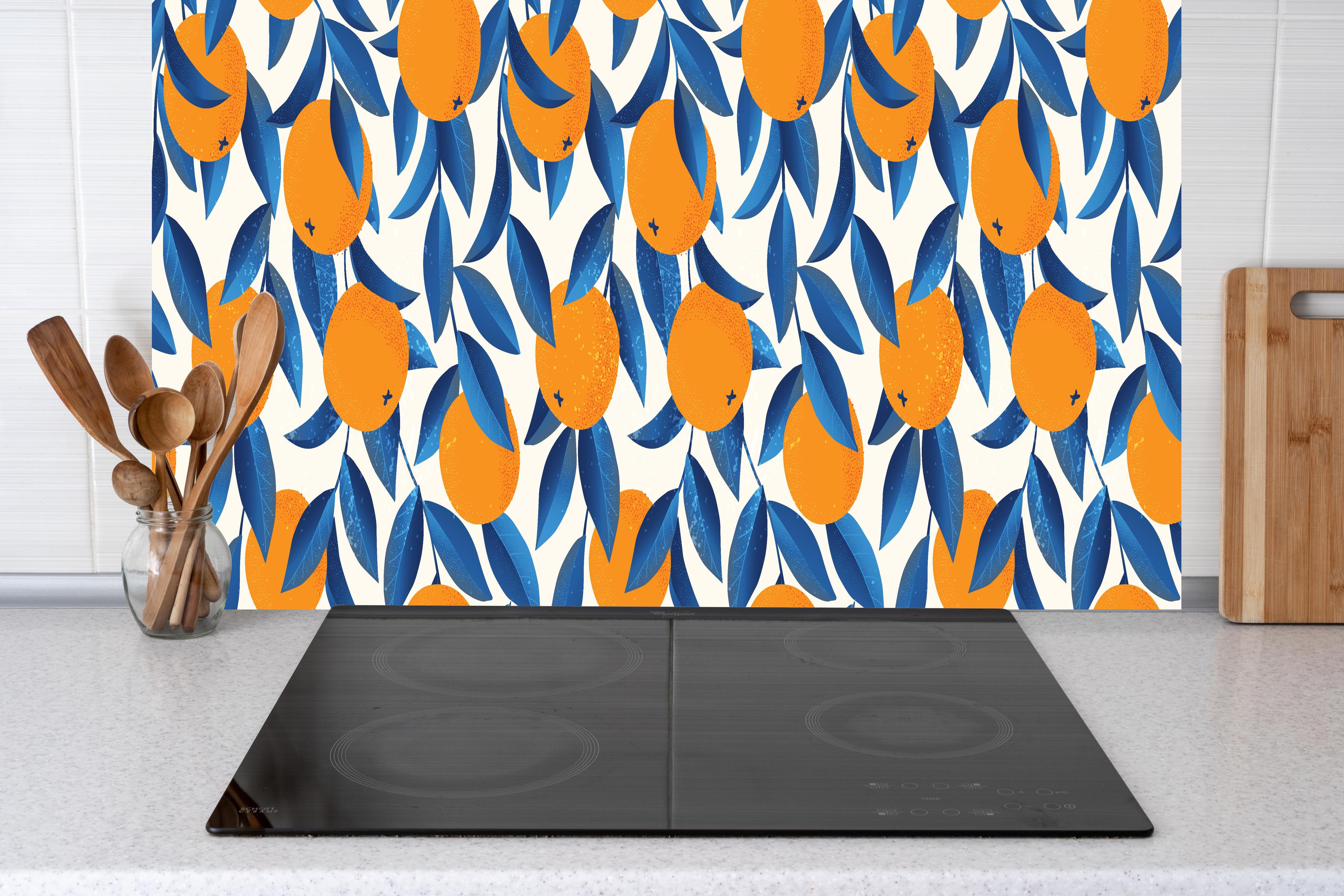 Küche - Citrus Orange Mediterran Muster hinter Cerankochfeld und Holz-Kochutensilien
