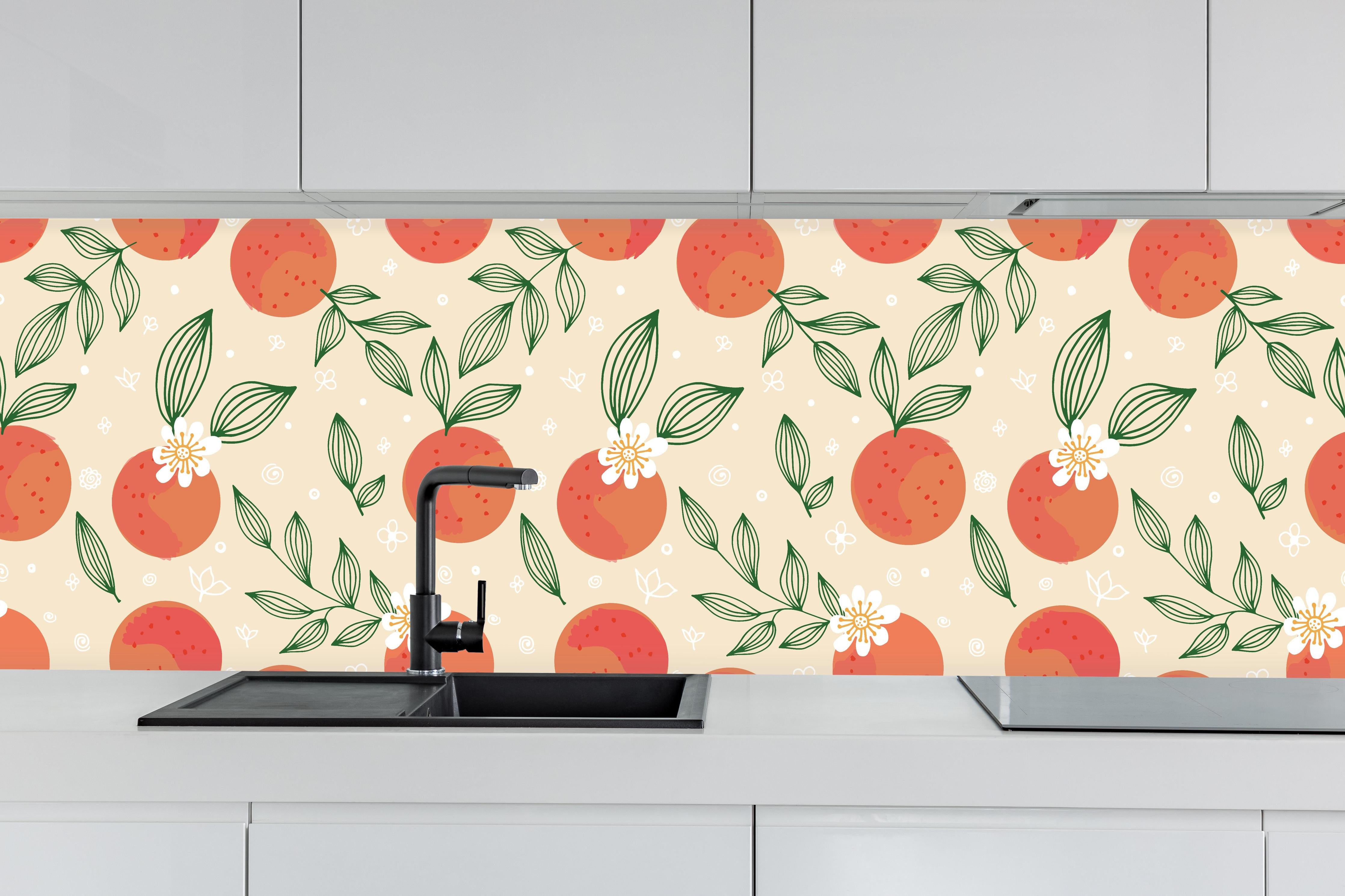 Küche - Citrus Orange Muster Beige hinter weißen Hochglanz-Küchenregalen und schwarzem Wasserhahn