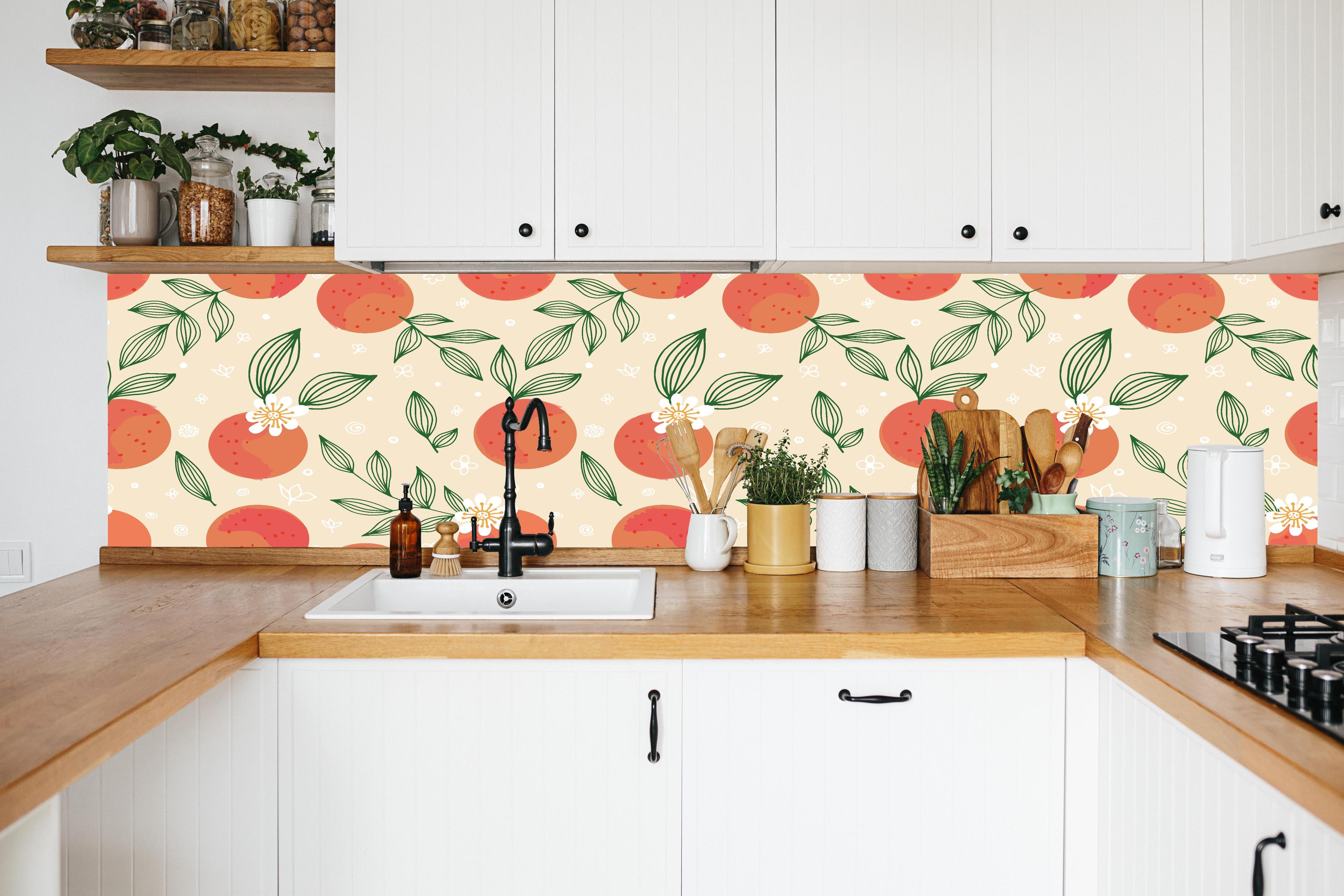 Küche - Citrus Orange Muster Beige in weißer Küche hinter Gewürzen und Kochlöffeln aus Holz