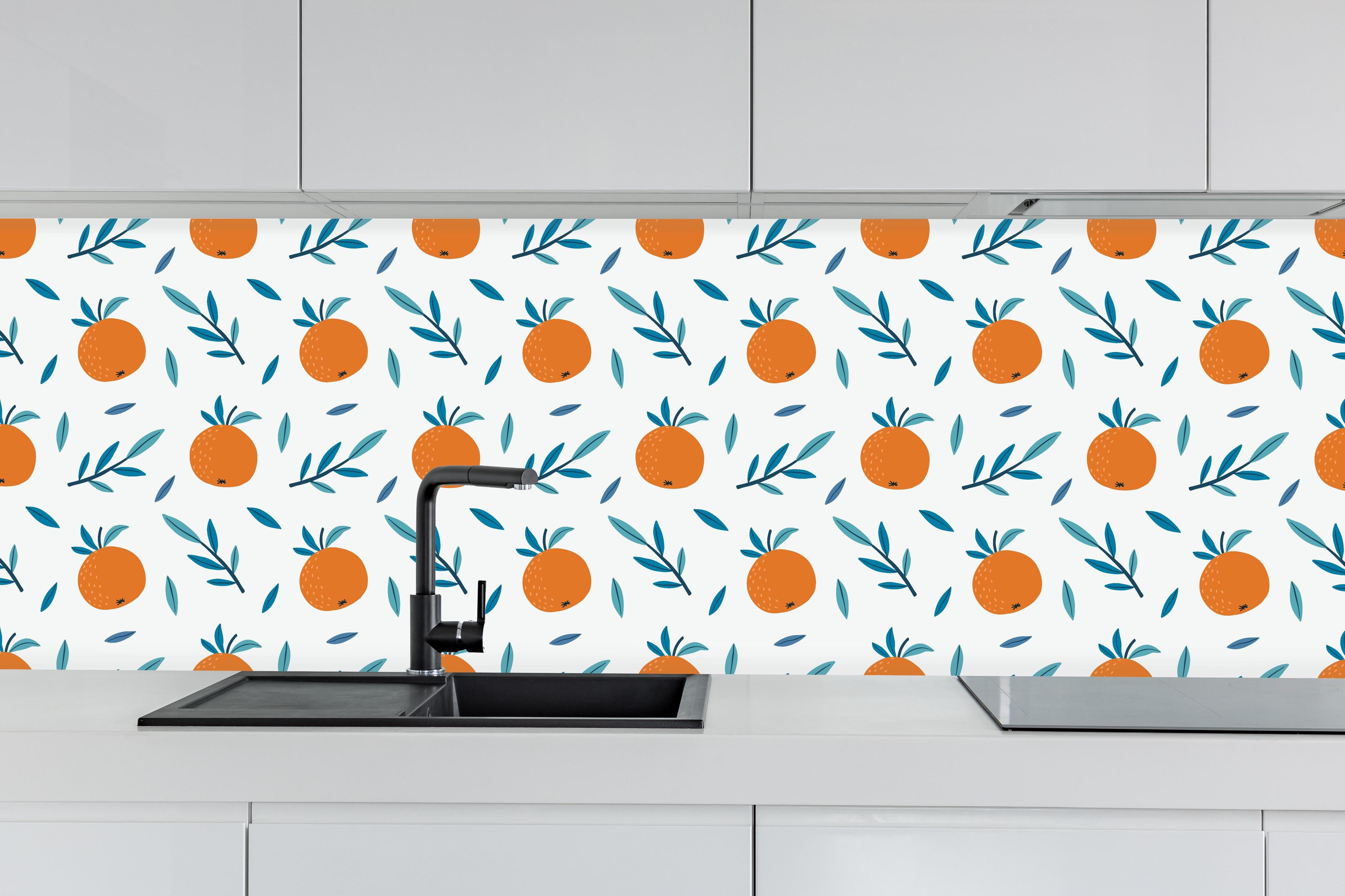 Küche - Citrus Orange Muster hinter weißen Hochglanz-Küchenregalen und schwarzem Wasserhahn