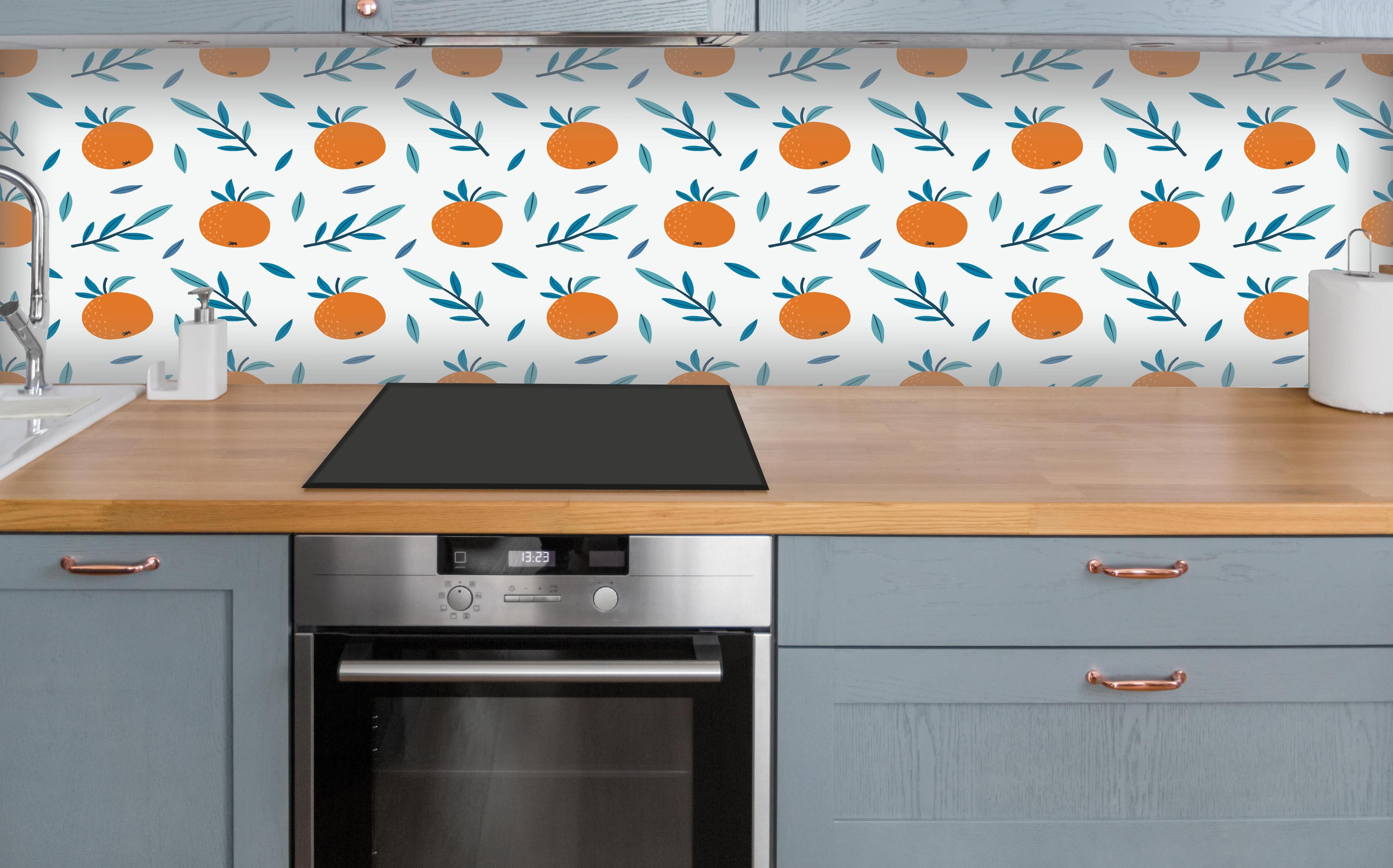 Küche - Citrus Orange Muster über polierter Holzarbeitsplatte mit Cerankochfeld