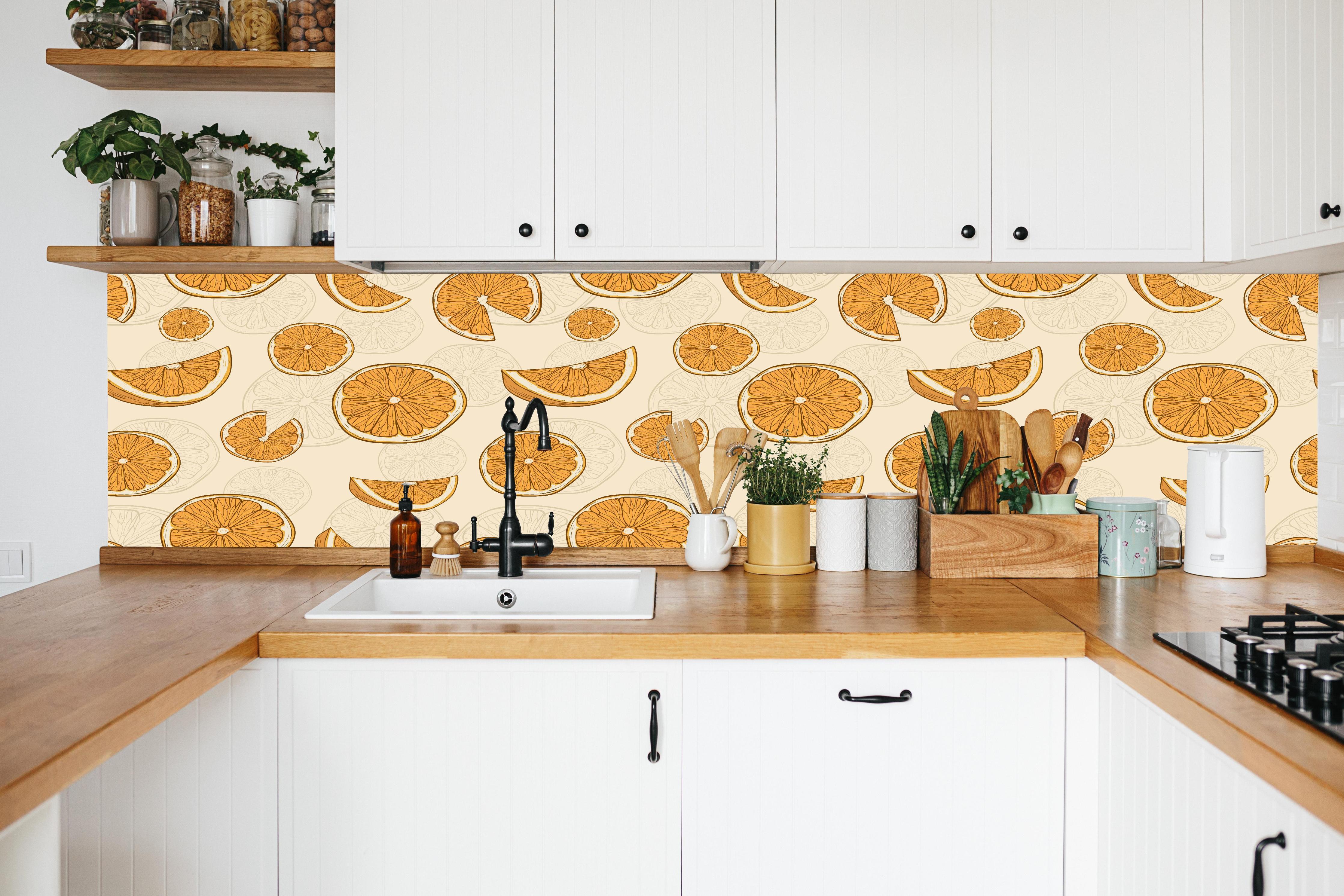 Küche - Citrus Orange Orangenmuster in weißer Küche hinter Gewürzen und Kochlöffeln aus Holz