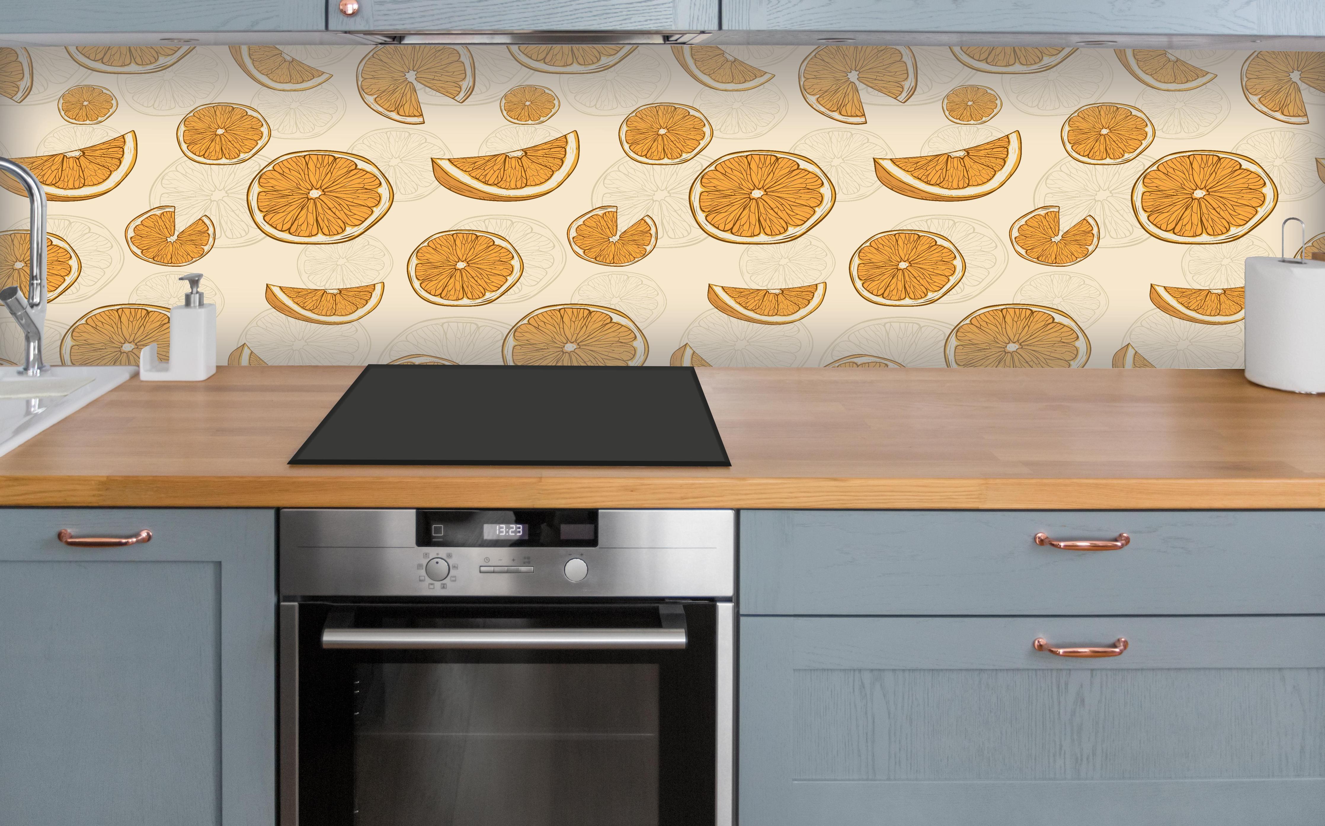 Küche - Citrus Orange Orangenmuster über polierter Holzarbeitsplatte mit Cerankochfeld