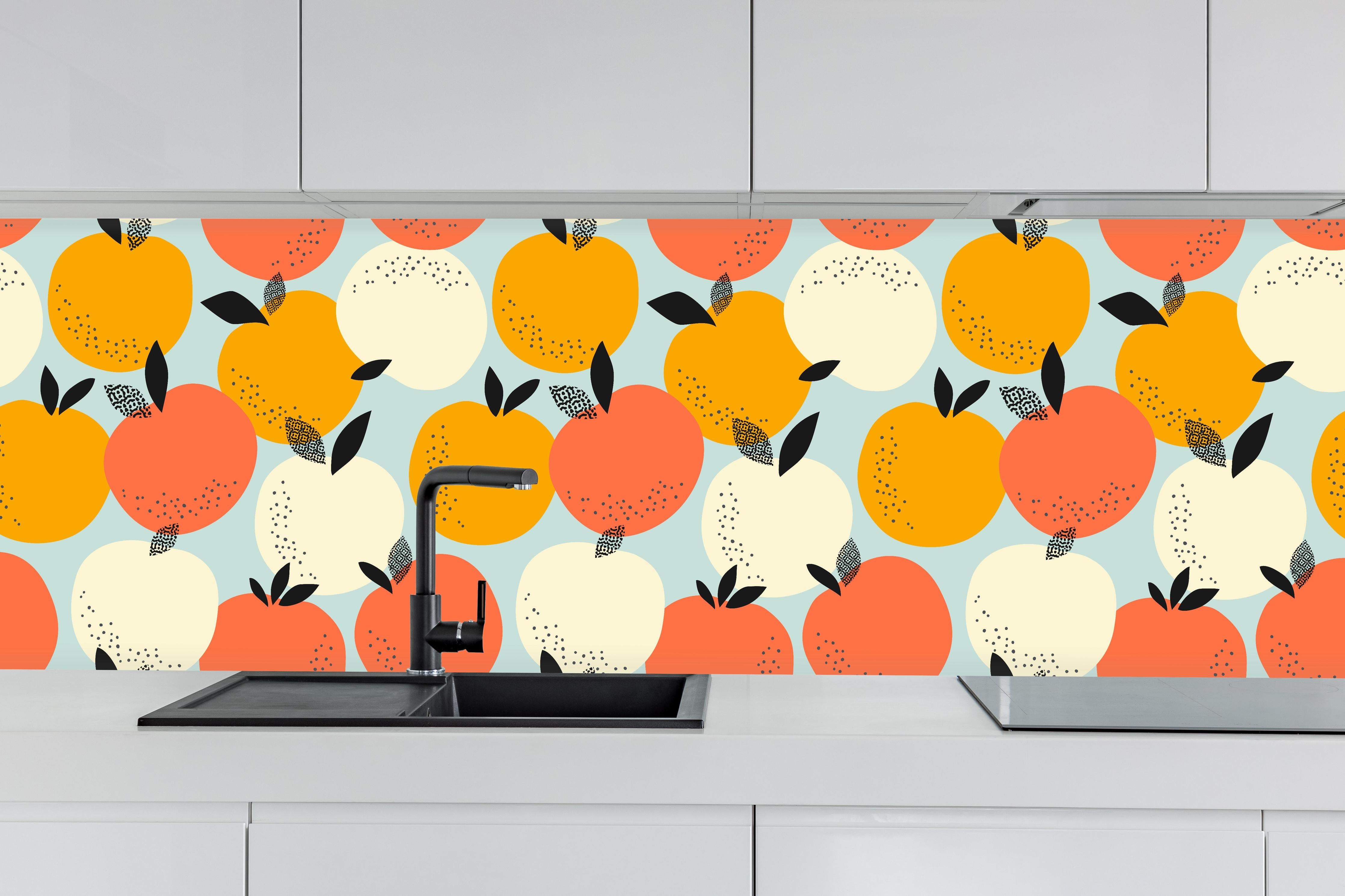 Küche - Citrus Orange Pattern hinter weißen Hochglanz-Küchenregalen und schwarzem Wasserhahn