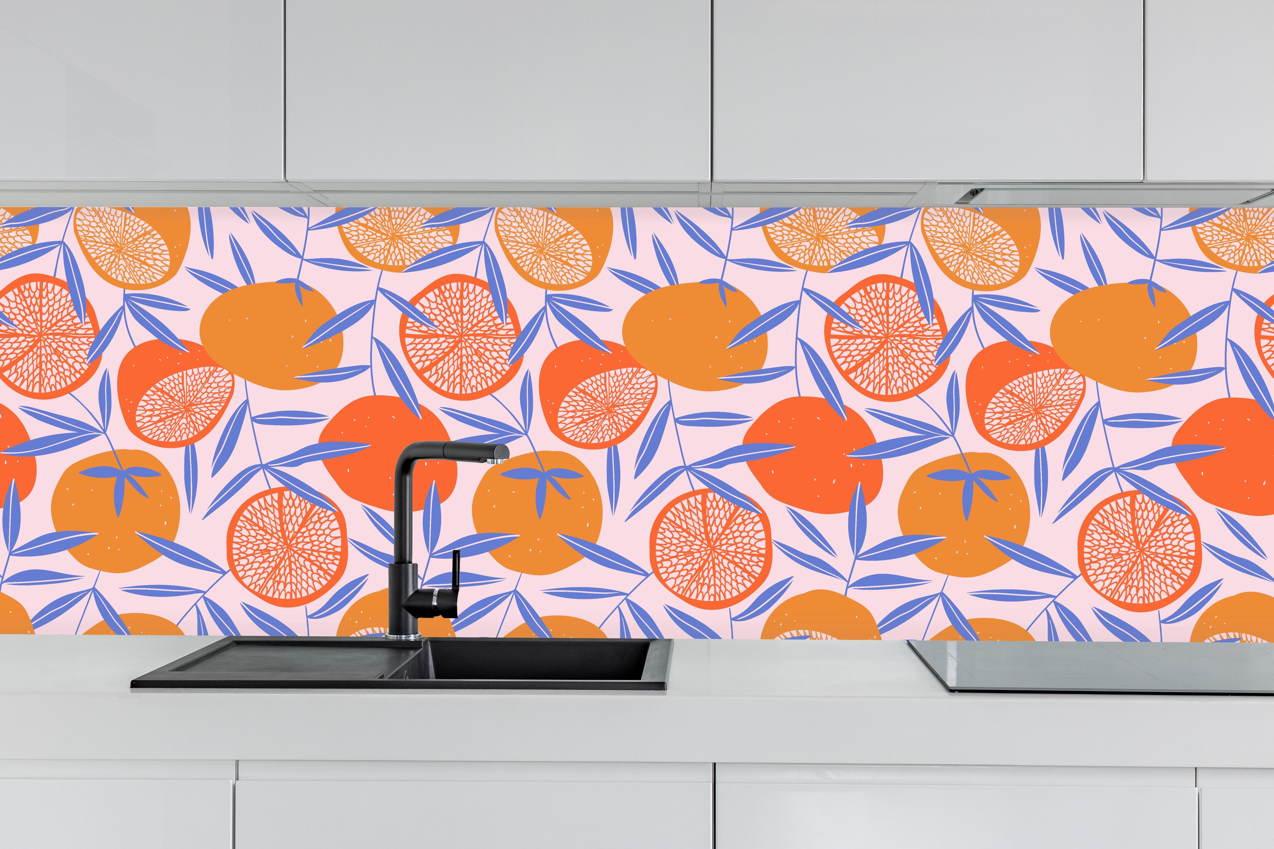Küche - Citrus Orange Print hinter weißen Hochglanz-Küchenregalen und schwarzem Wasserhahn
