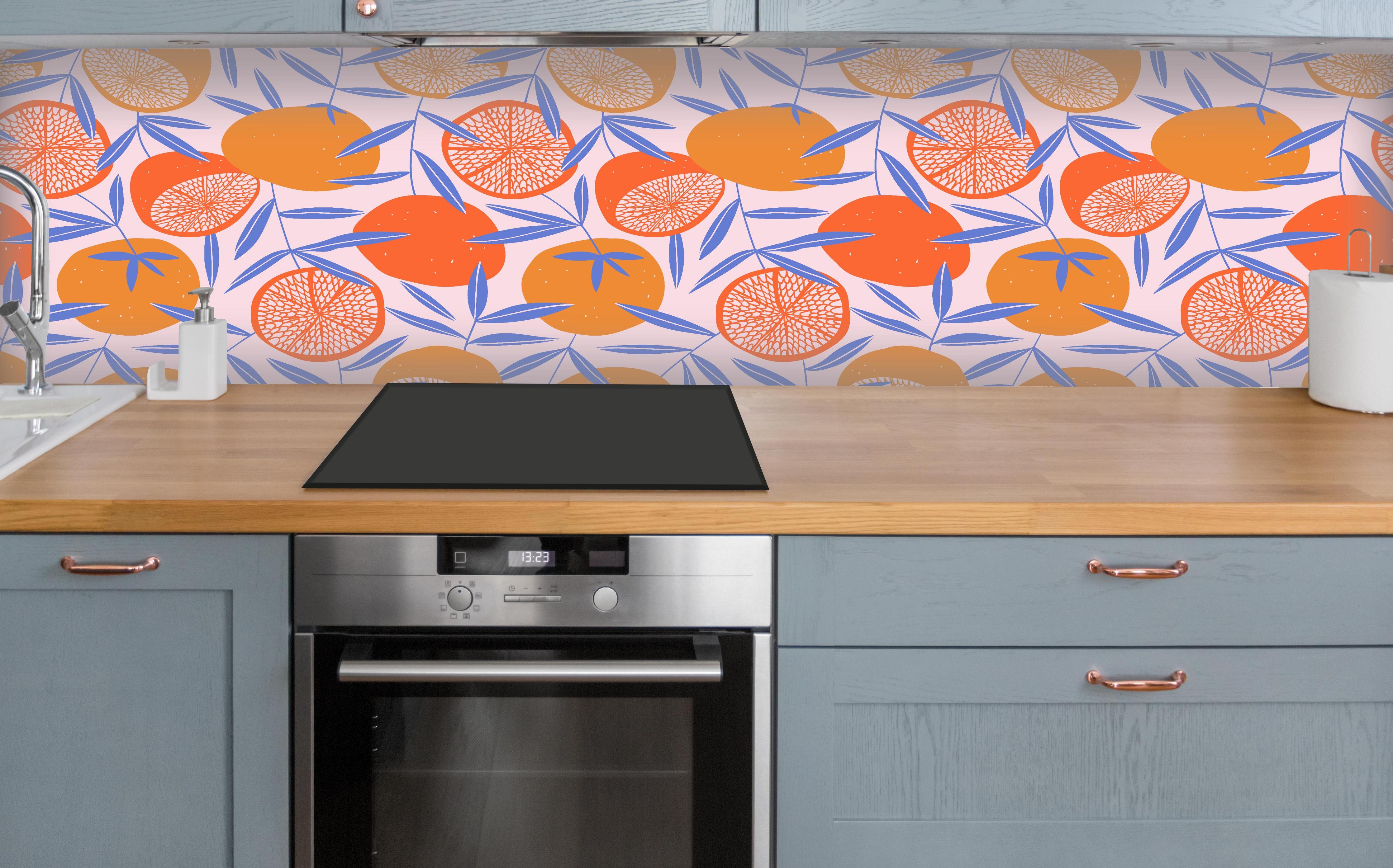 Küche - Citrus Orange Print über polierter Holzarbeitsplatte mit Cerankochfeld