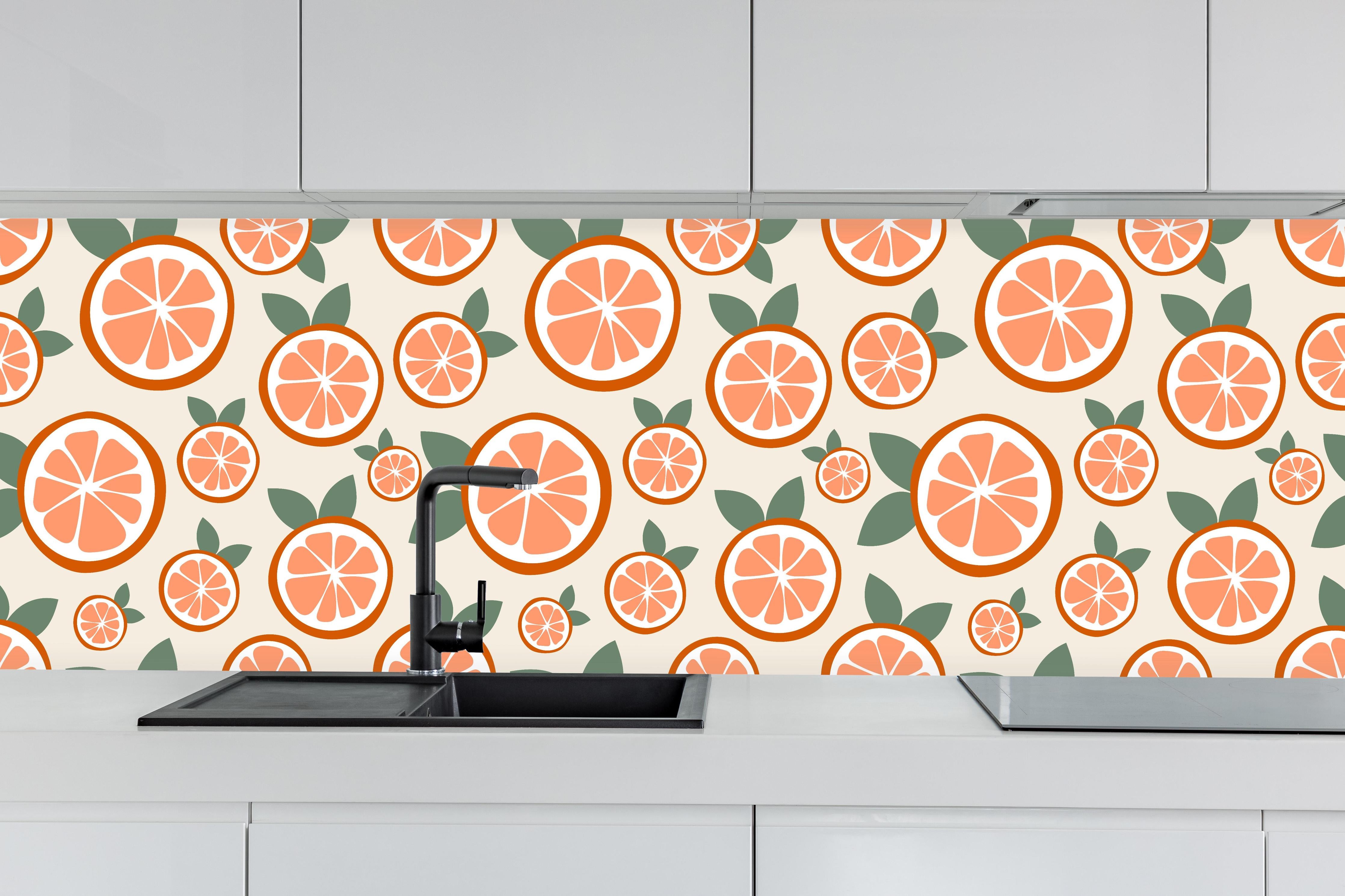 Küche - Citrus Orangenmuster Timeless Slice hinter weißen Hochglanz-Küchenregalen und schwarzem Wasserhahn