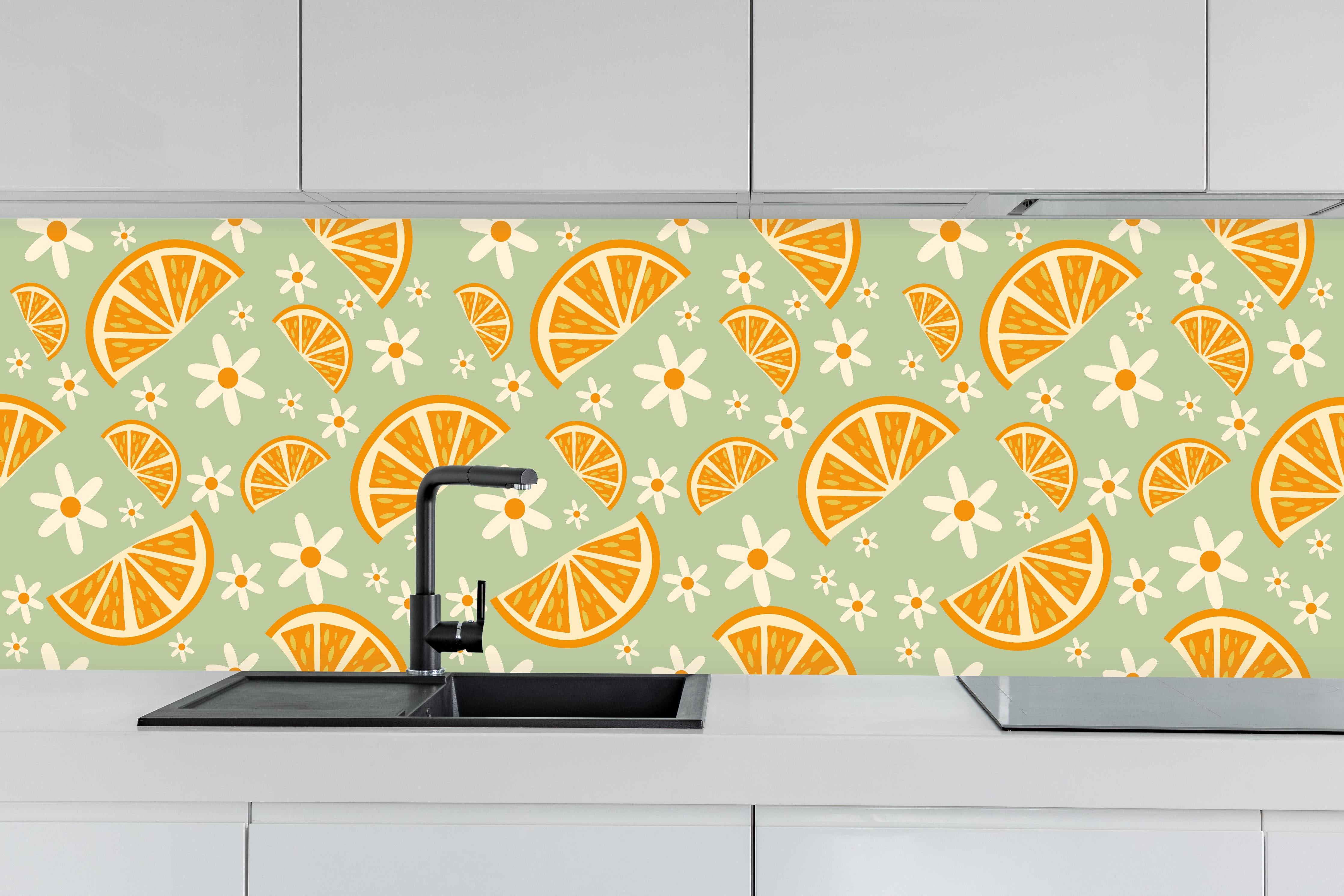 Küche - Citrus-Orangenmuster in Mint hinter weißen Hochglanz-Küchenregalen und schwarzem Wasserhahn