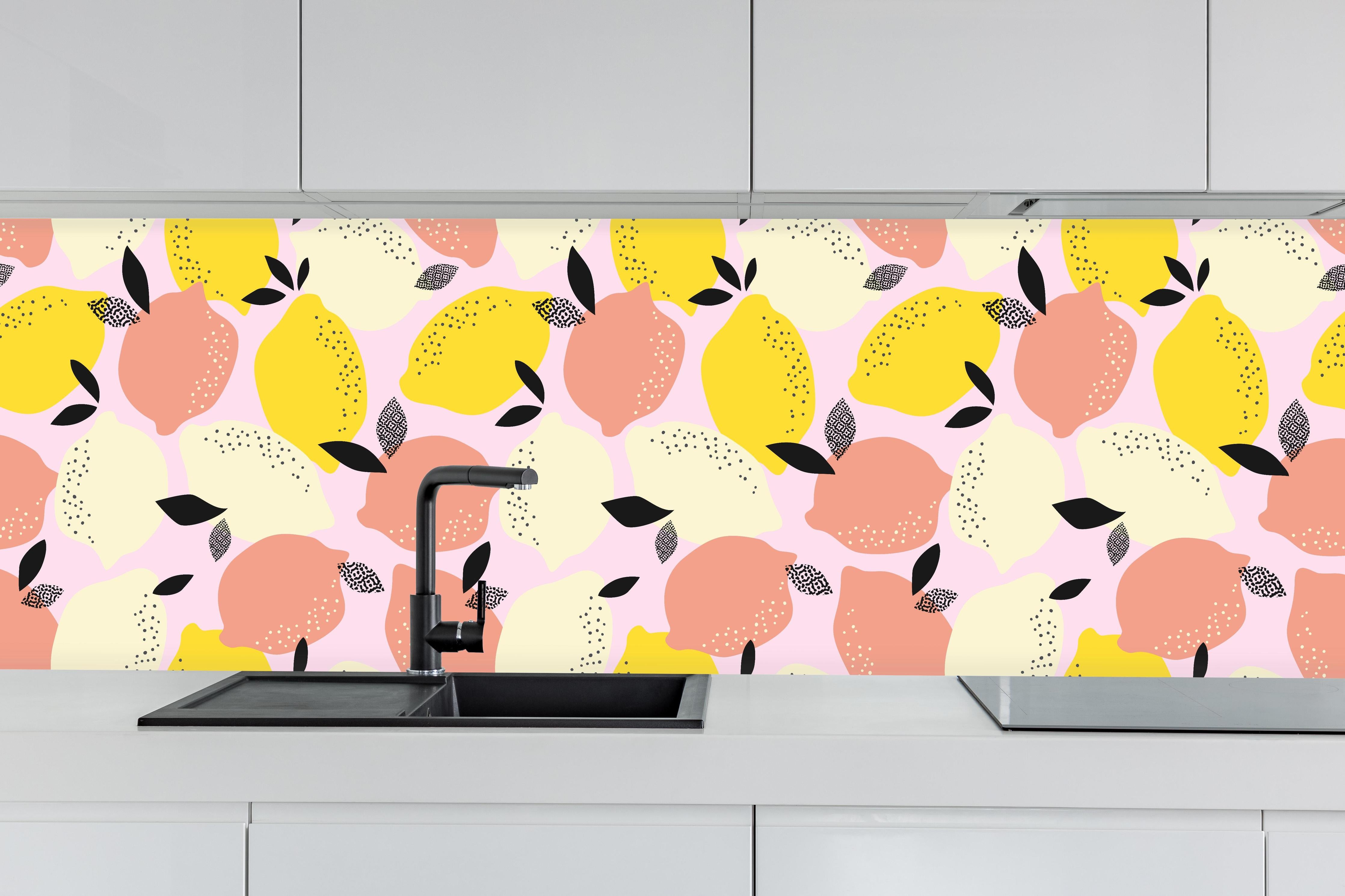 Küche - Citrus-Zitronen Pastellmuster hinter weißen Hochglanz-Küchenregalen und schwarzem Wasserhahn