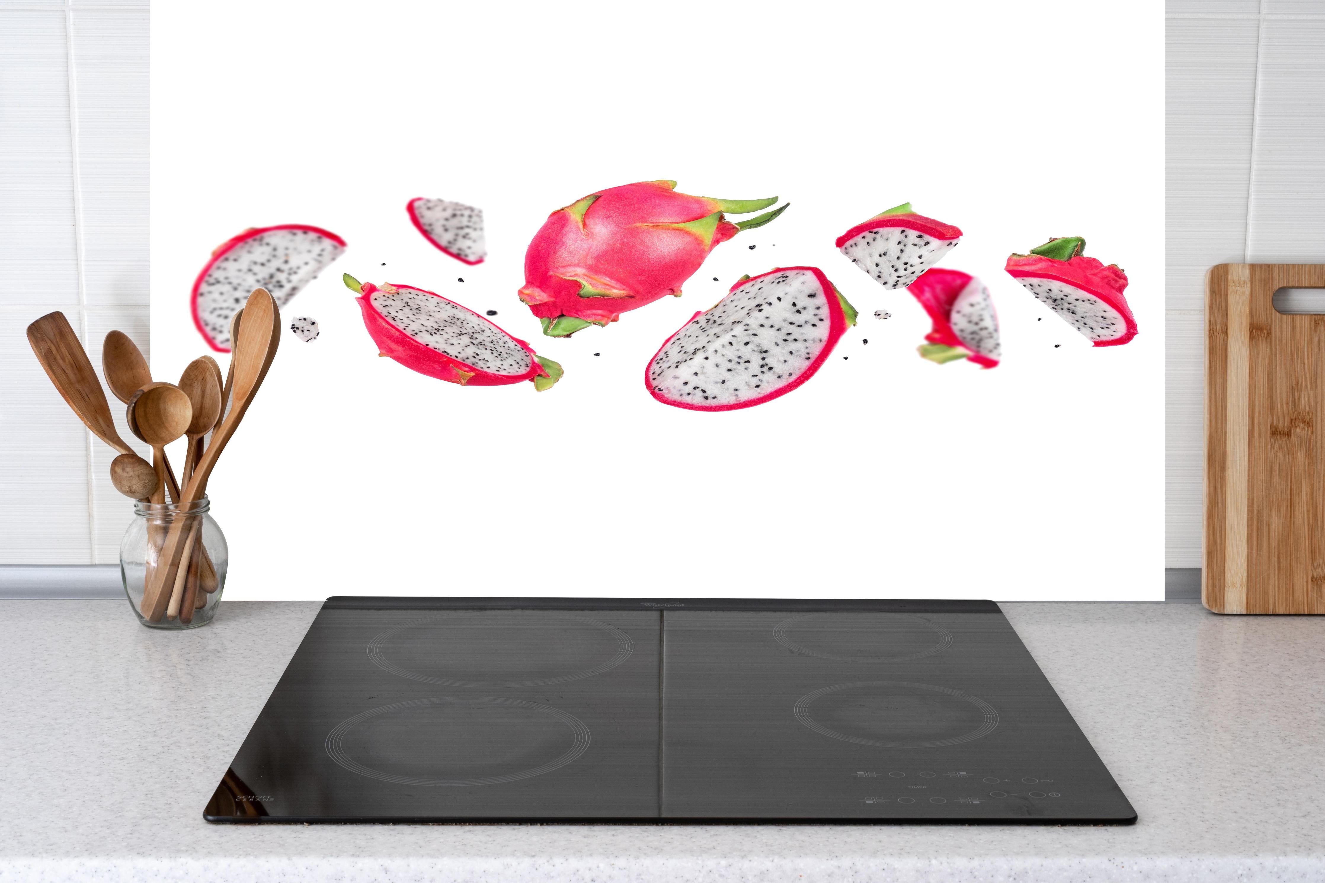 Küche - Drachenfrucht Pink Weiß hinter Cerankochfeld und Holz-Kochutensilien