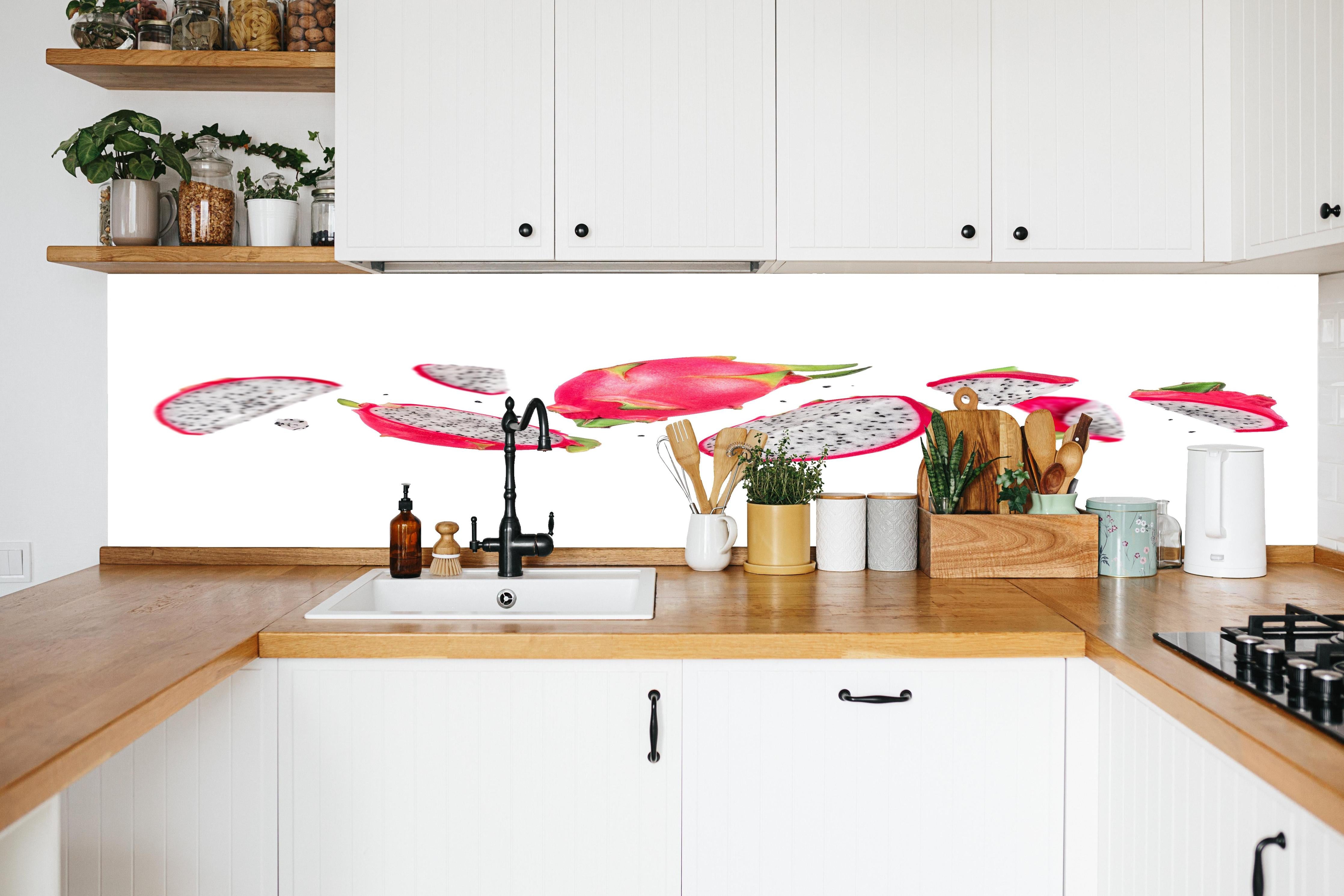 Küche - Drachenfrucht Pink Weiß in weißer Küche hinter Gewürzen und Kochlöffeln aus Holz