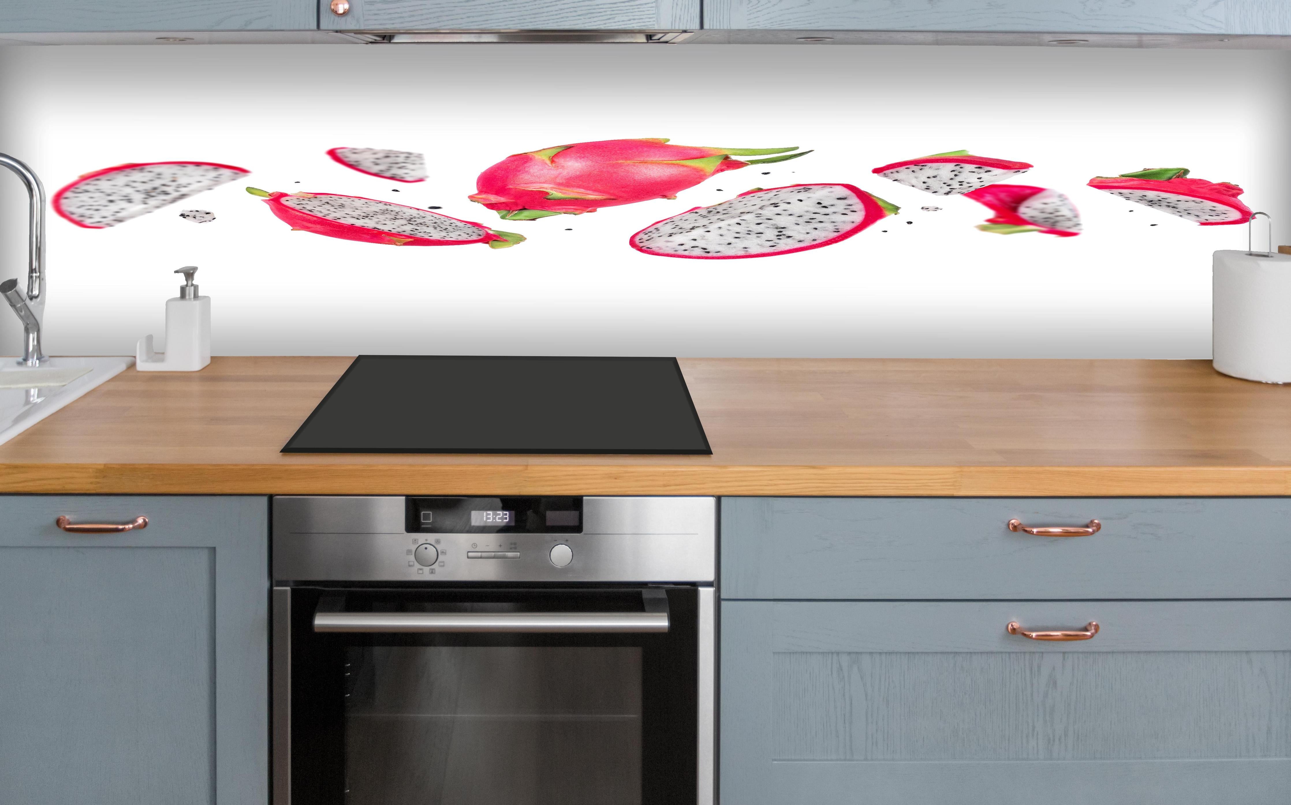 Küche - Drachenfrucht Pink Weiß über polierter Holzarbeitsplatte mit Cerankochfeld