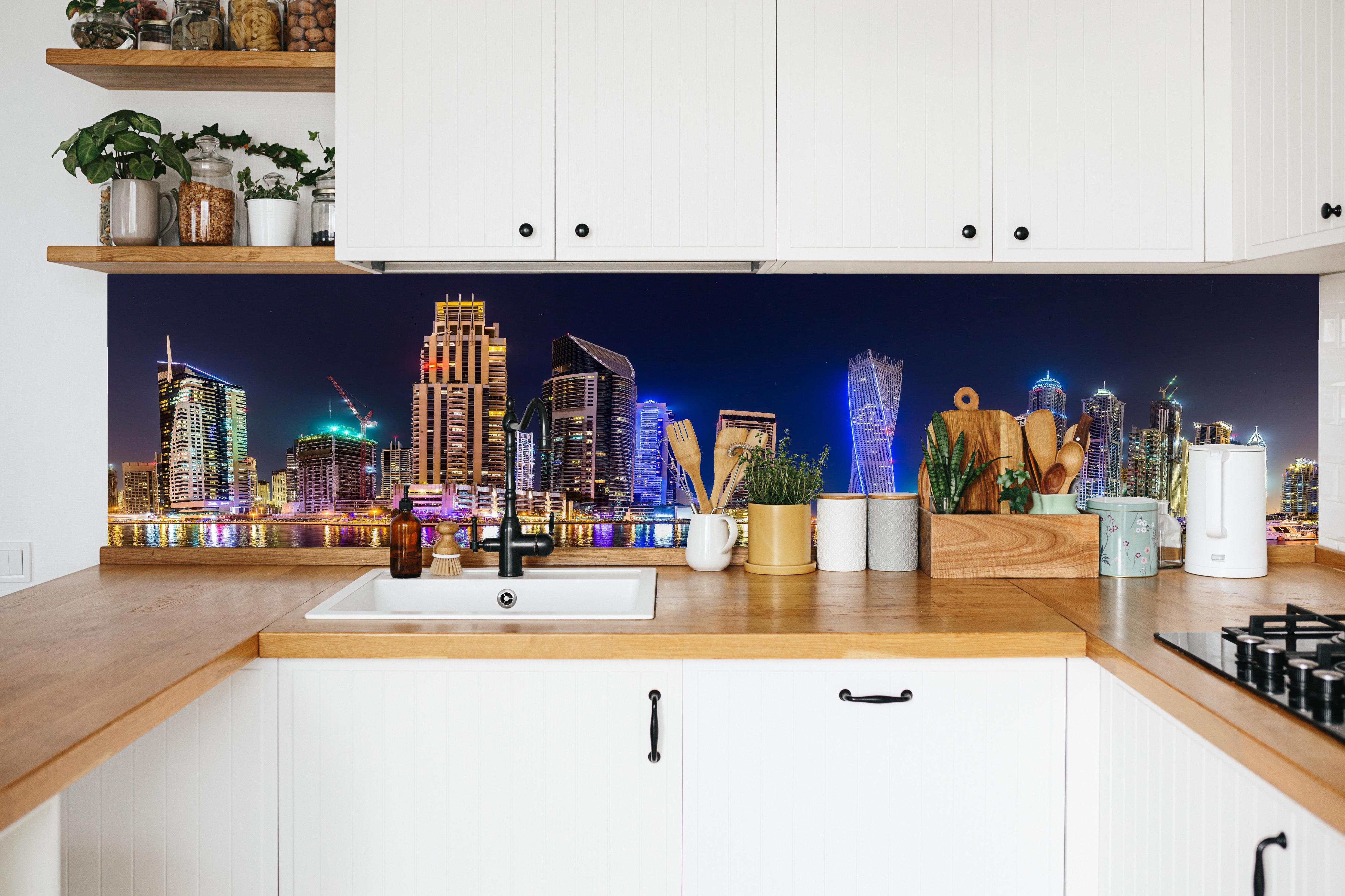 Küche - Dubai Marina Skyline bei Nacht in weißer Küche hinter Gewürzen und Kochlöffeln aus Holz