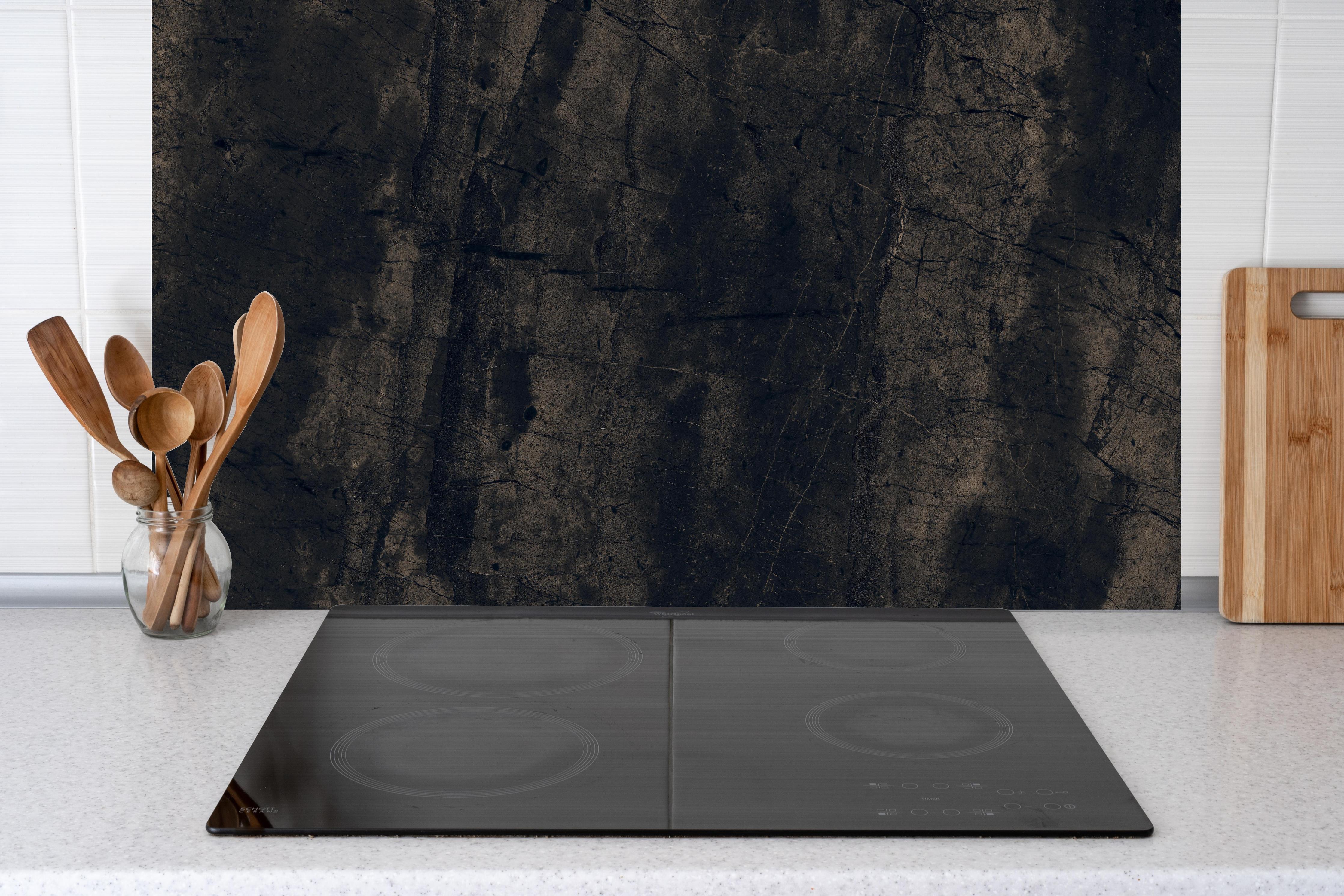 Küche - Dunkle Betonstein-Textur hinter Cerankochfeld und Holz-Kochutensilien