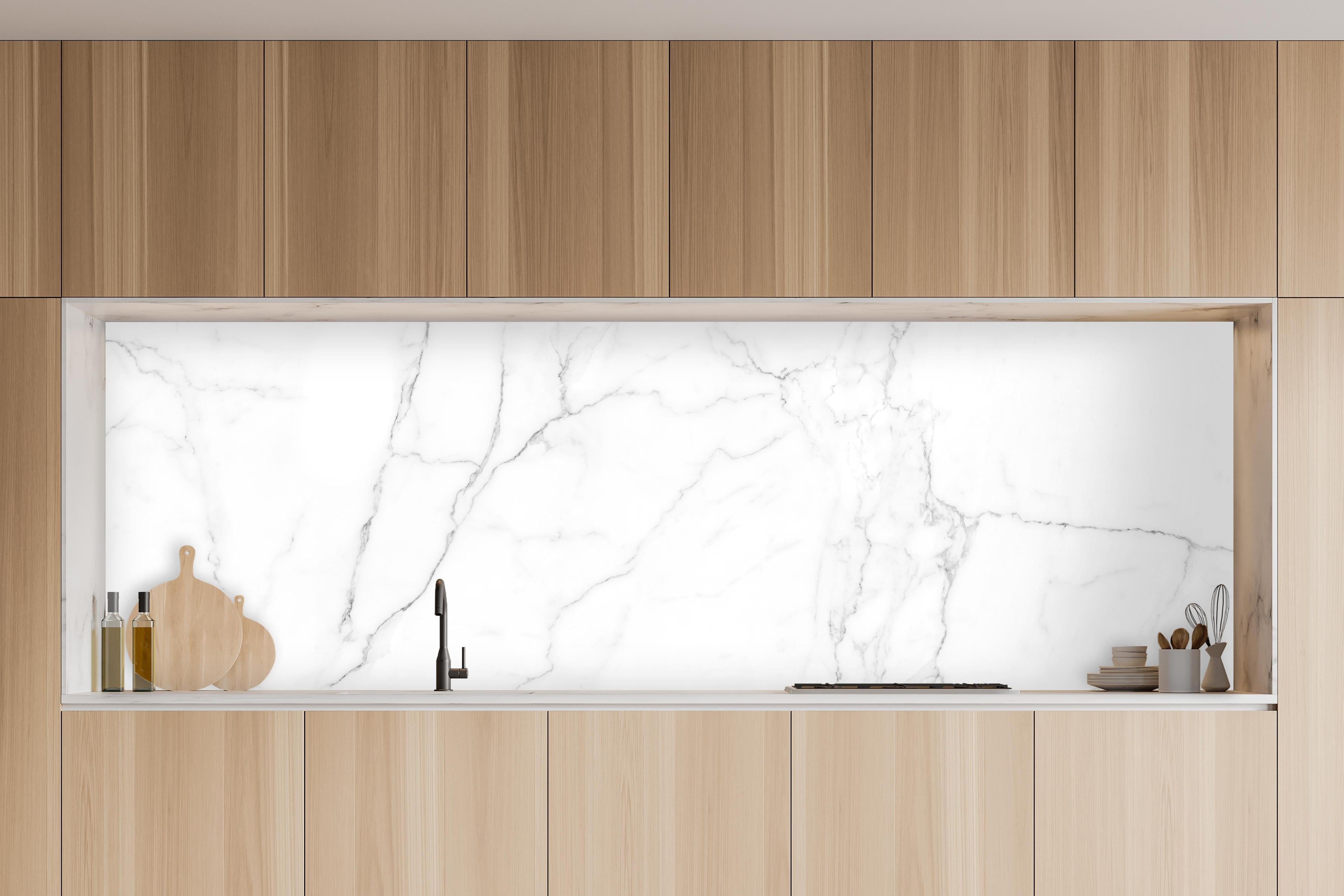 Küche - Edle Marmor-Textur im Luxus-Stil in charakteristischer Vollholz-Küche mit modernem Gasherd