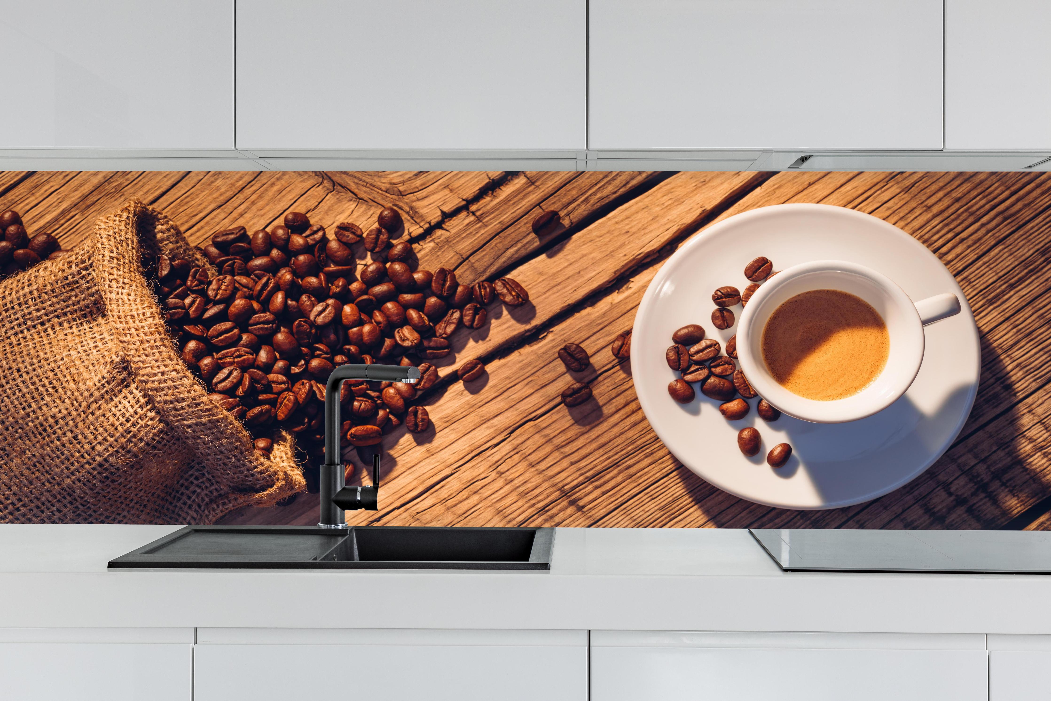 Küche - Espresso und Kaffeebohnen auf Holz hinter weißen Hochglanz-Küchenregalen und schwarzem Wasserhahn