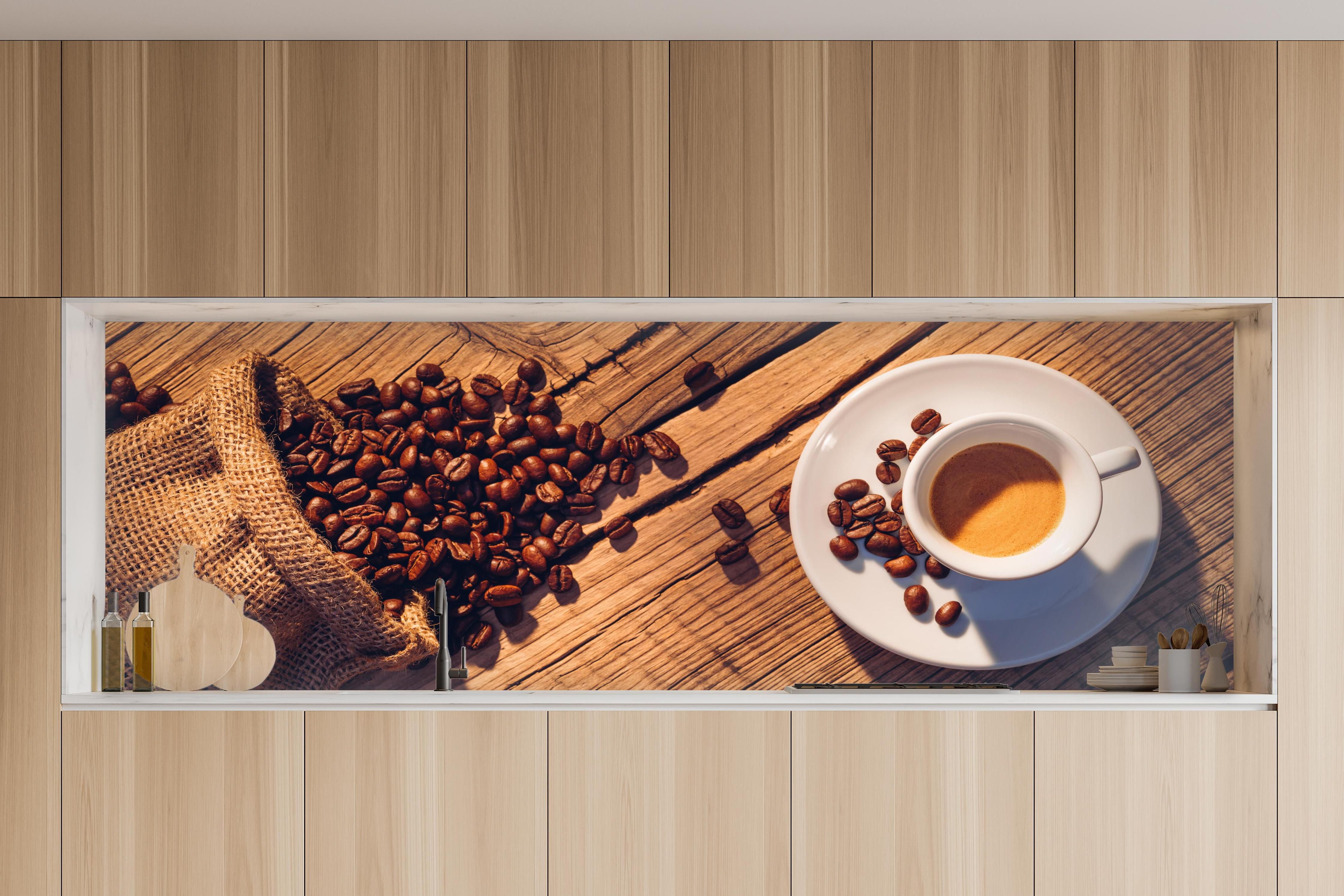 Küche - Espresso und Kaffeebohnen auf Holz in charakteristischer Vollholz-Küche mit modernem Gasherd