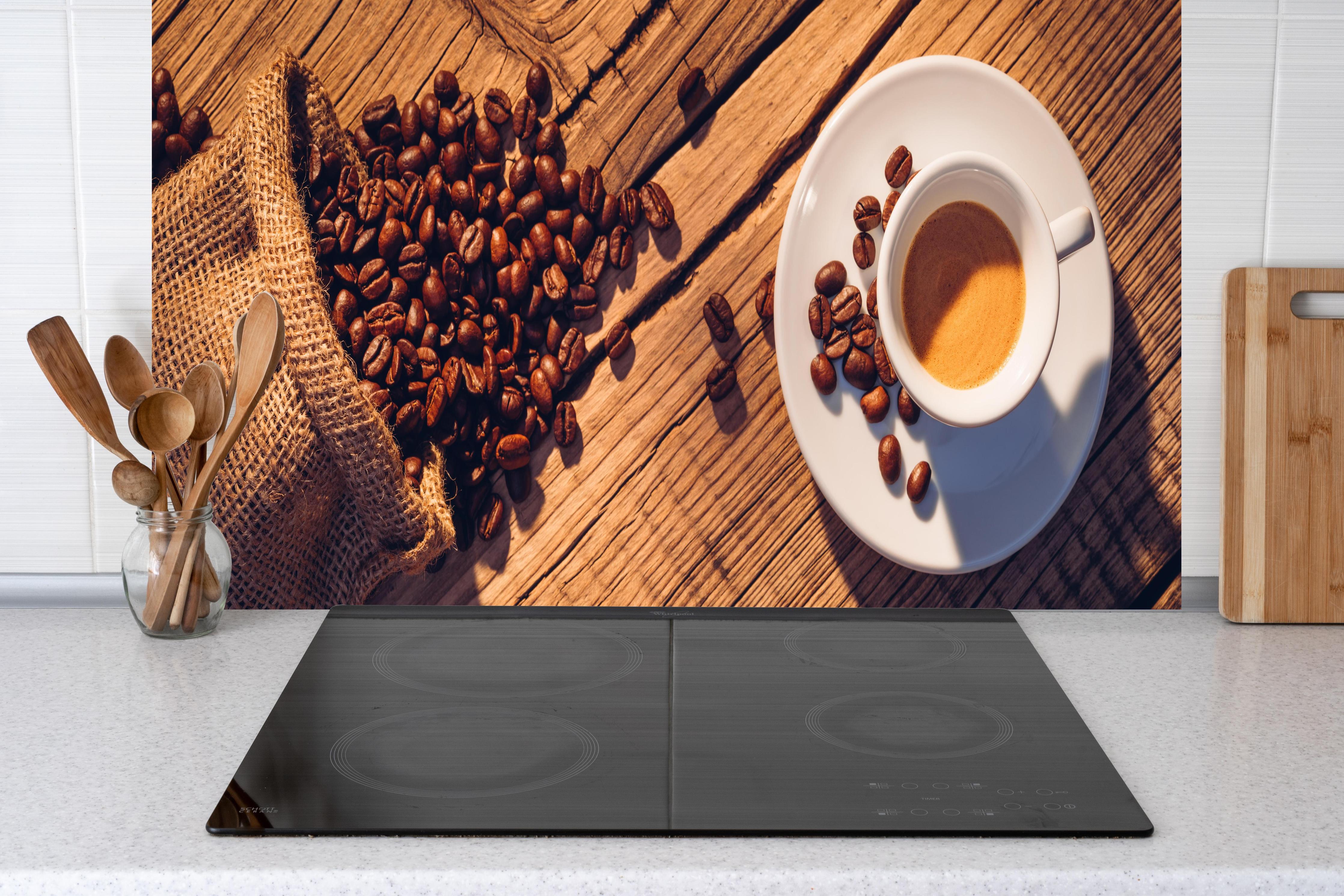 Küche - Espresso und Kaffeebohnen auf Holz hinter Cerankochfeld und Holz-Kochutensilien