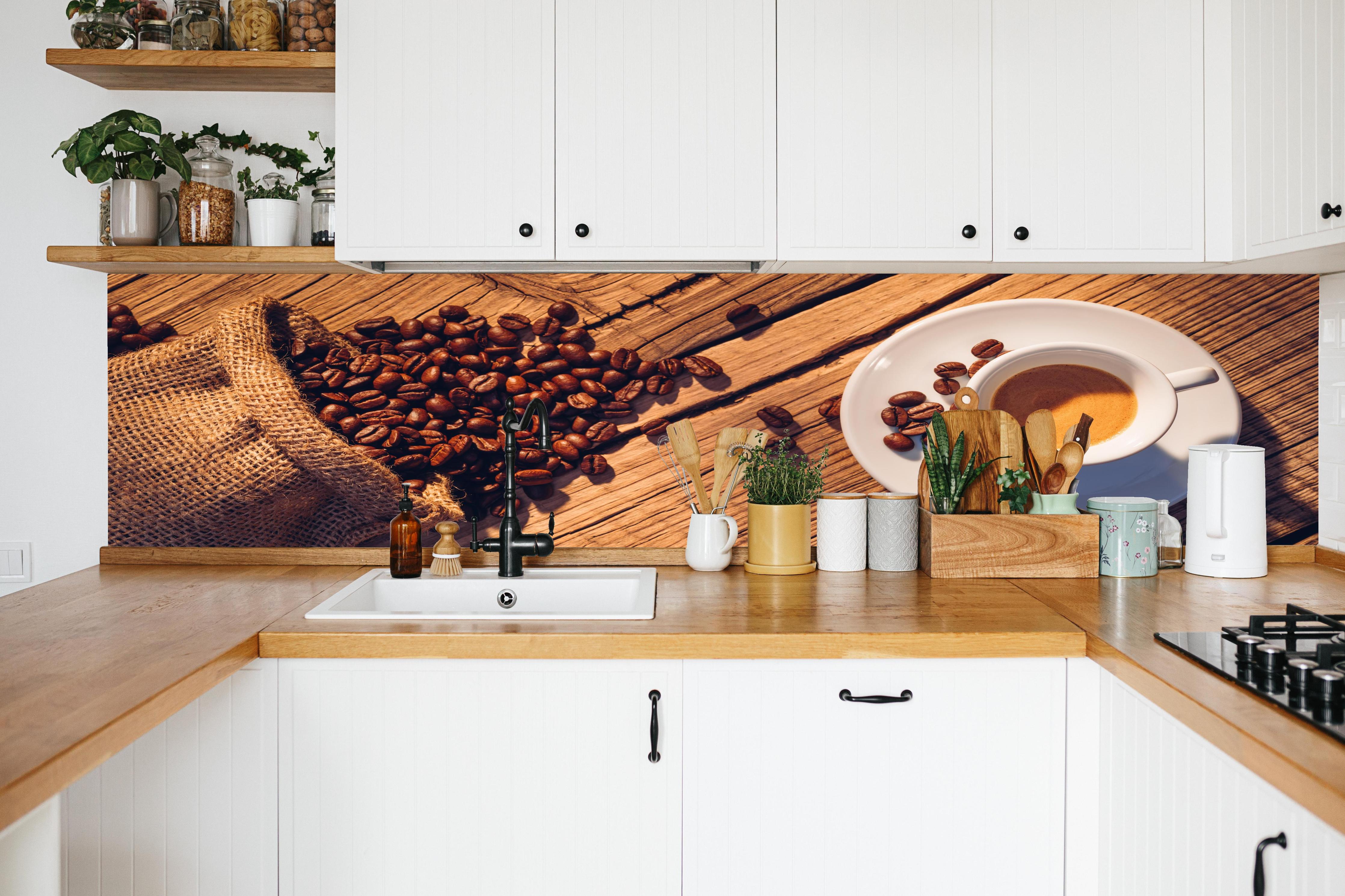 Küche - Espresso und Kaffeebohnen auf Holz in weißer Küche hinter Gewürzen und Kochlöffeln aus Holz