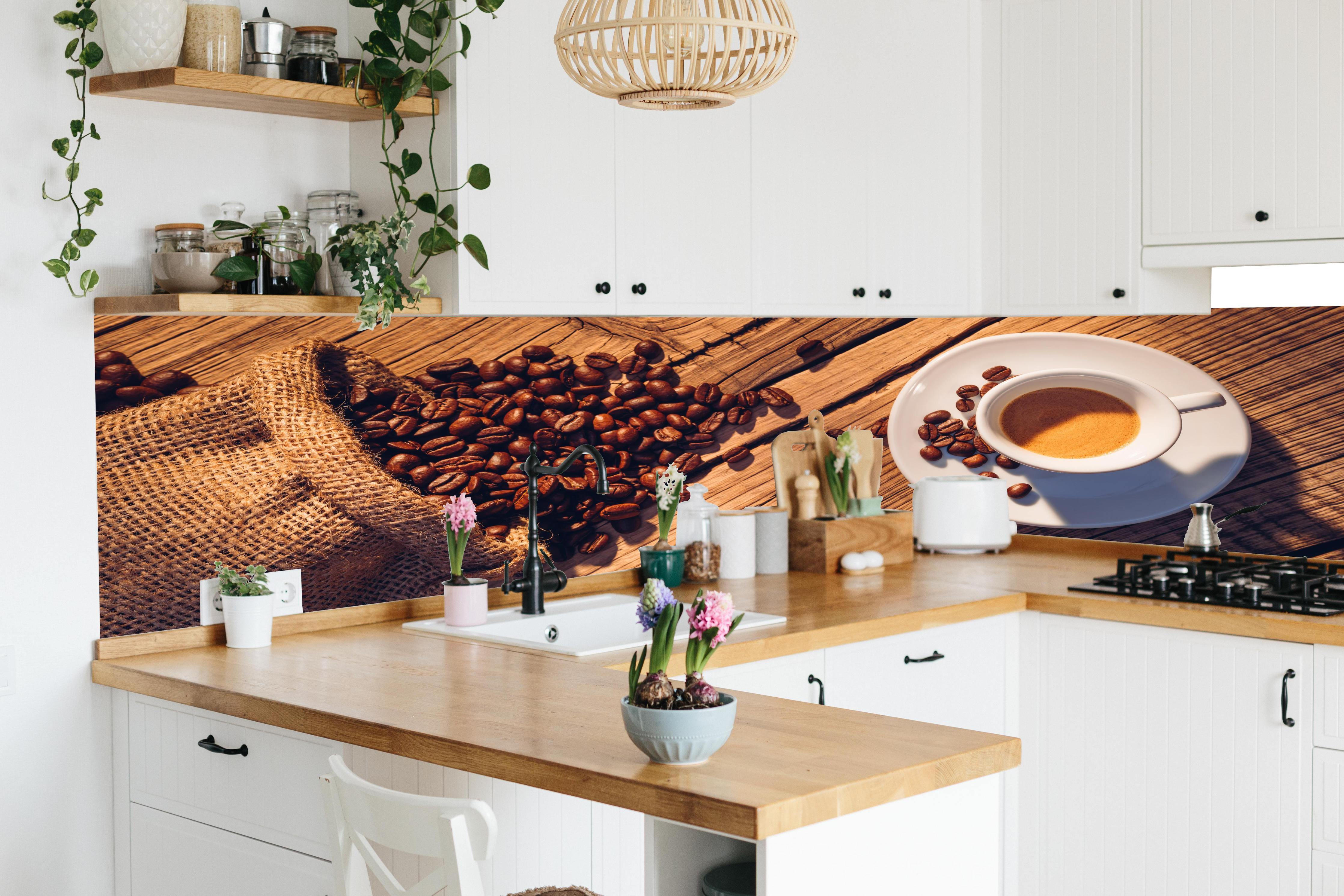 Küche - Espresso und Kaffeebohnen auf Holz in lebendiger Küche mit bunten Blumen