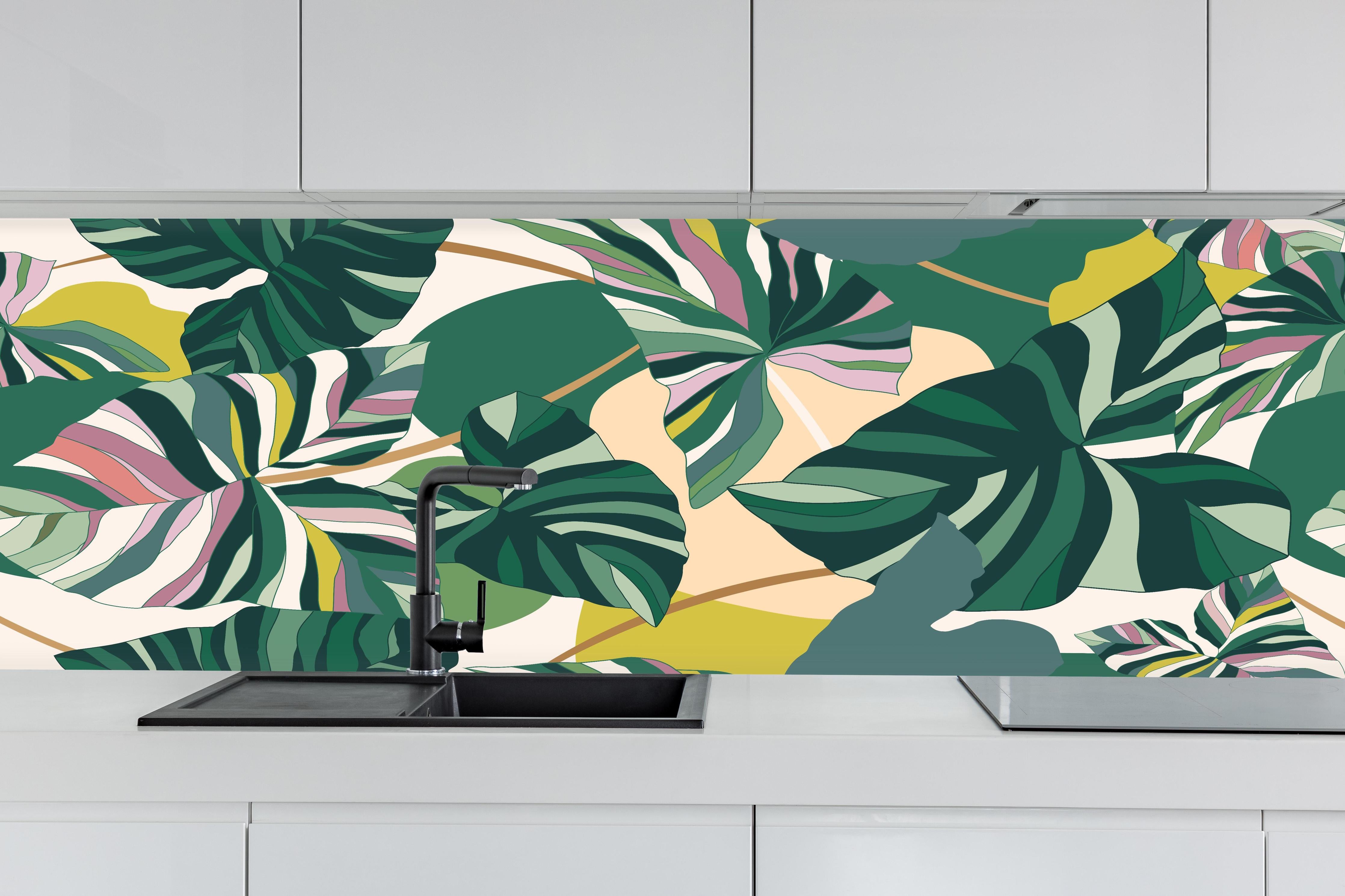 Küche - Exotisches Monstera Blattdesign hinter weißen Hochglanz-Küchenregalen und schwarzem Wasserhahn