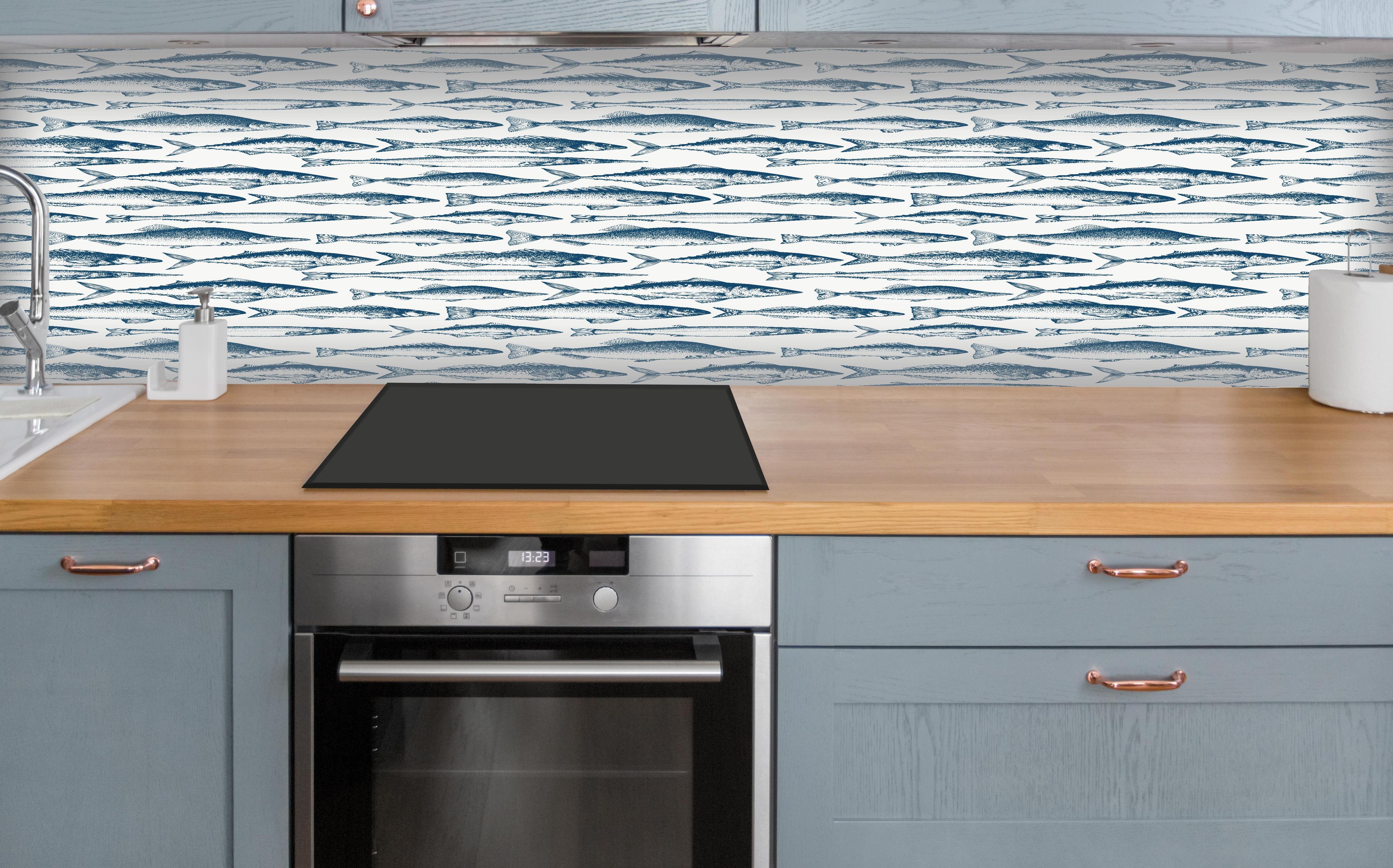 Küche - Fisch-Design in Blau und Weiß über polierter Holzarbeitsplatte mit Cerankochfeld