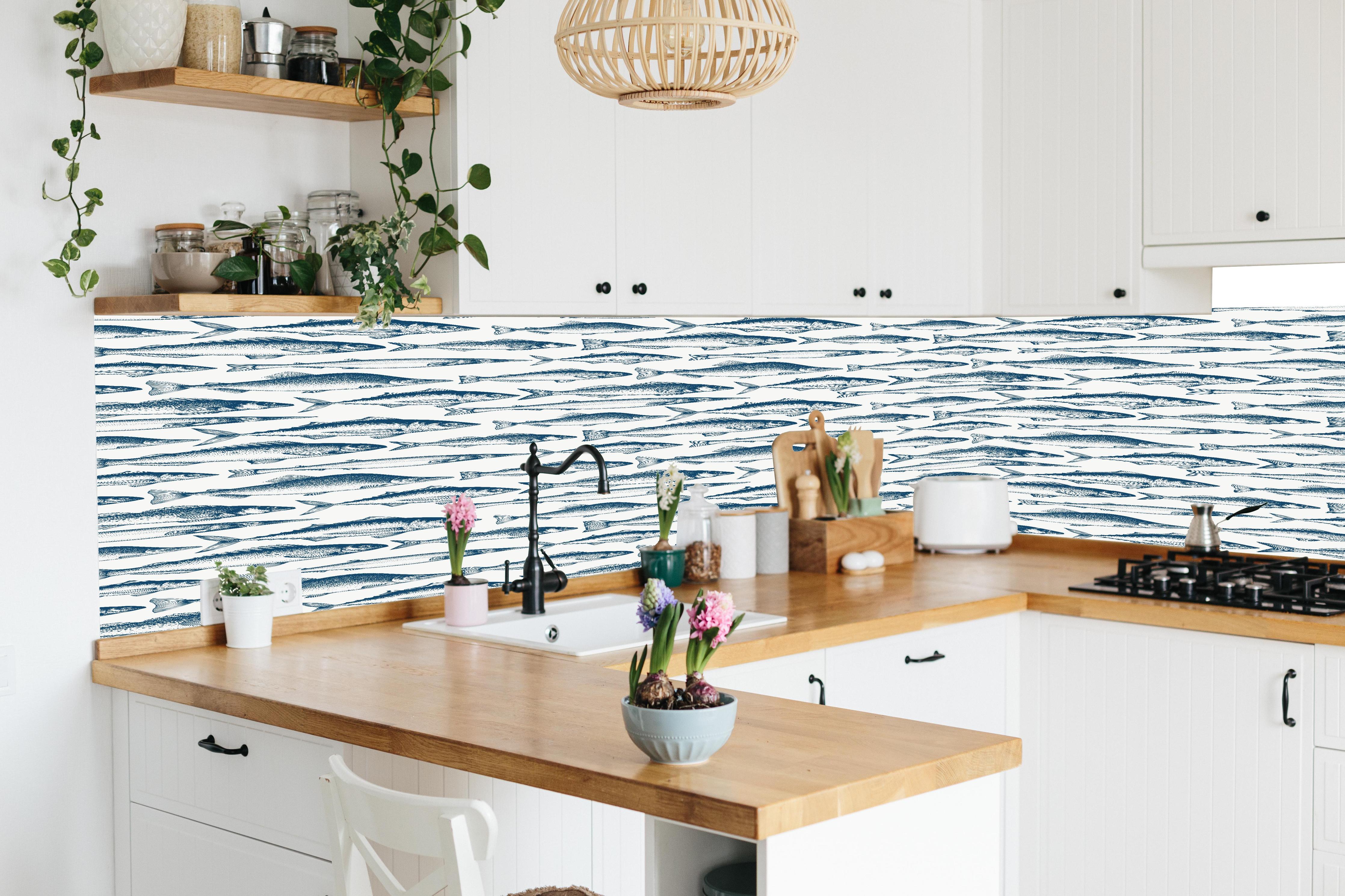 Küche - Fisch-Design in Blau und Weiß in lebendiger Küche mit bunten Blumen
