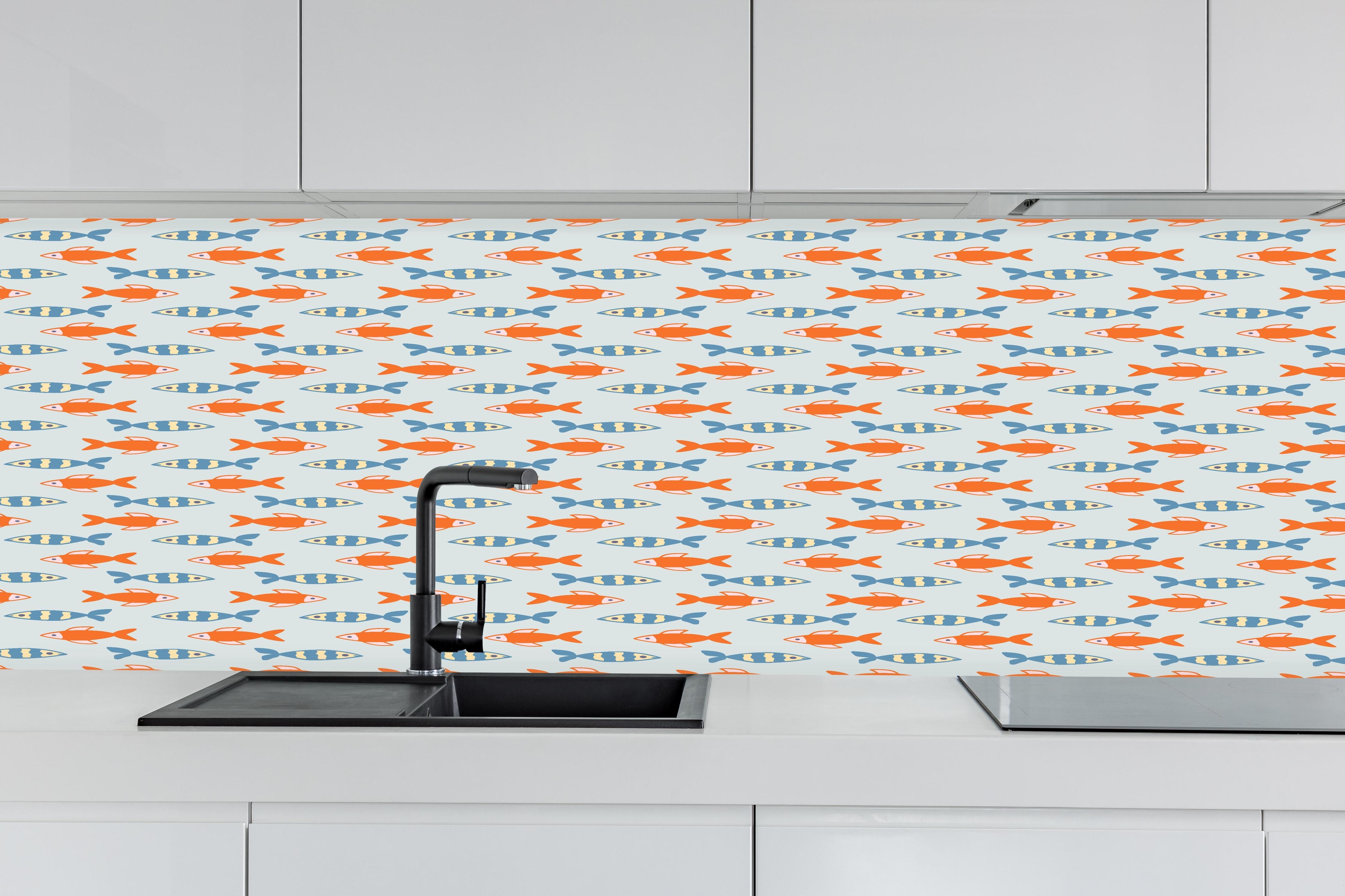 Küche - Fischmuster Orange-Blau hinter weißen Hochglanz-Küchenregalen und schwarzem Wasserhahn