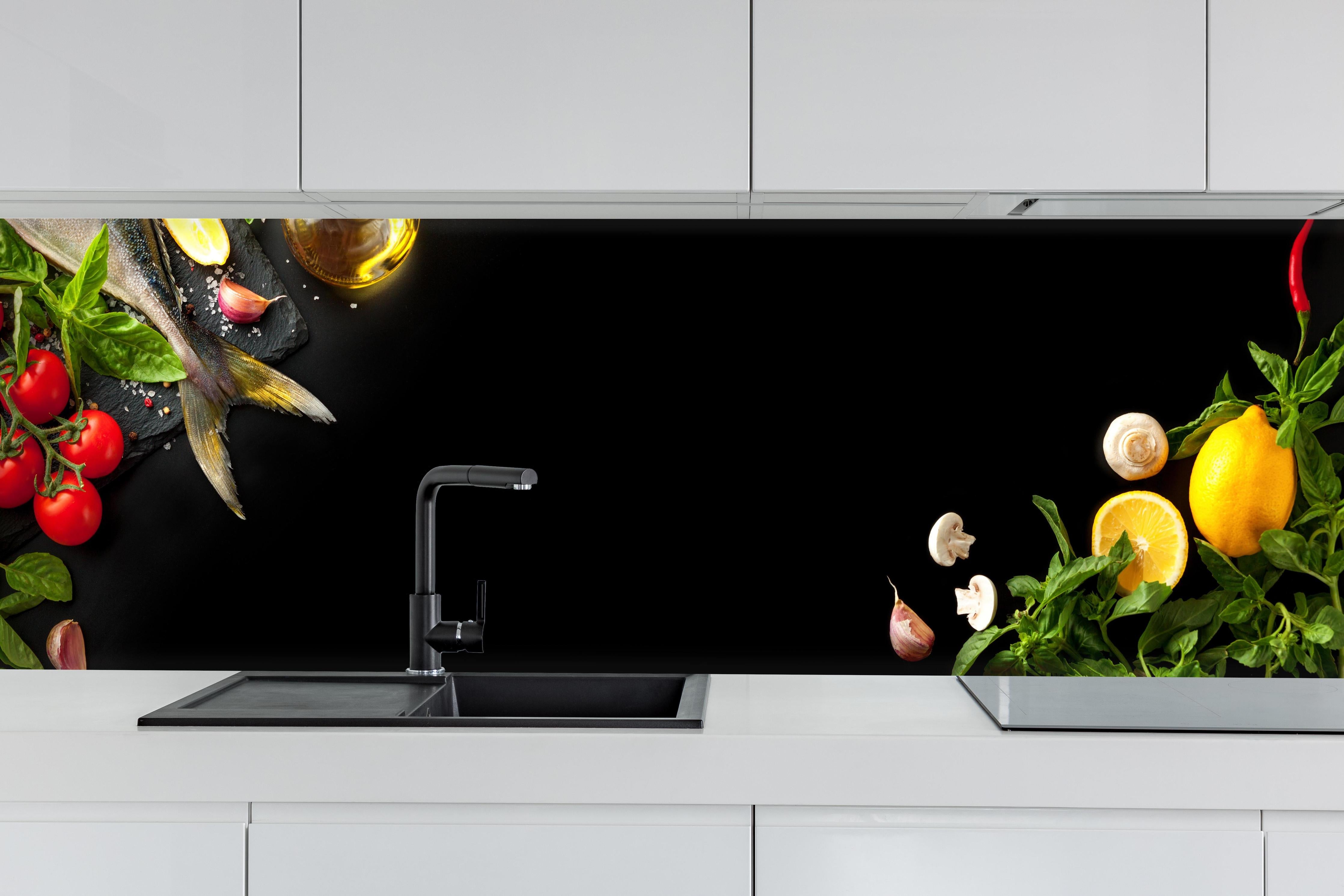 Küche - Fischzutaten auf schwarzem Hintergrund hinter weißen Hochglanz-Küchenregalen und schwarzem Wasserhahn
