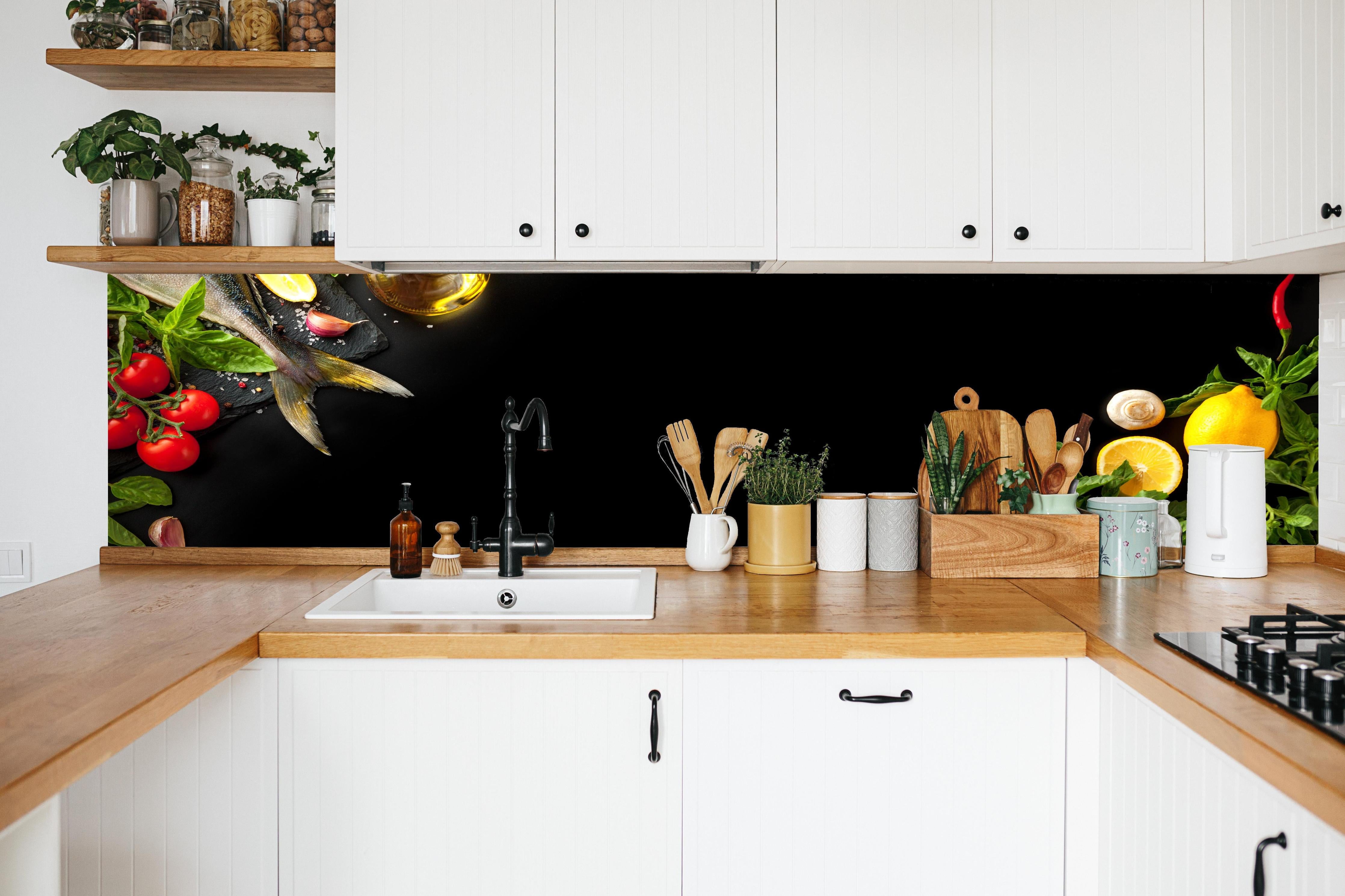 Küche - Fischzutaten auf schwarzem Hintergrund in weißer Küche hinter Gewürzen und Kochlöffeln aus Holz
