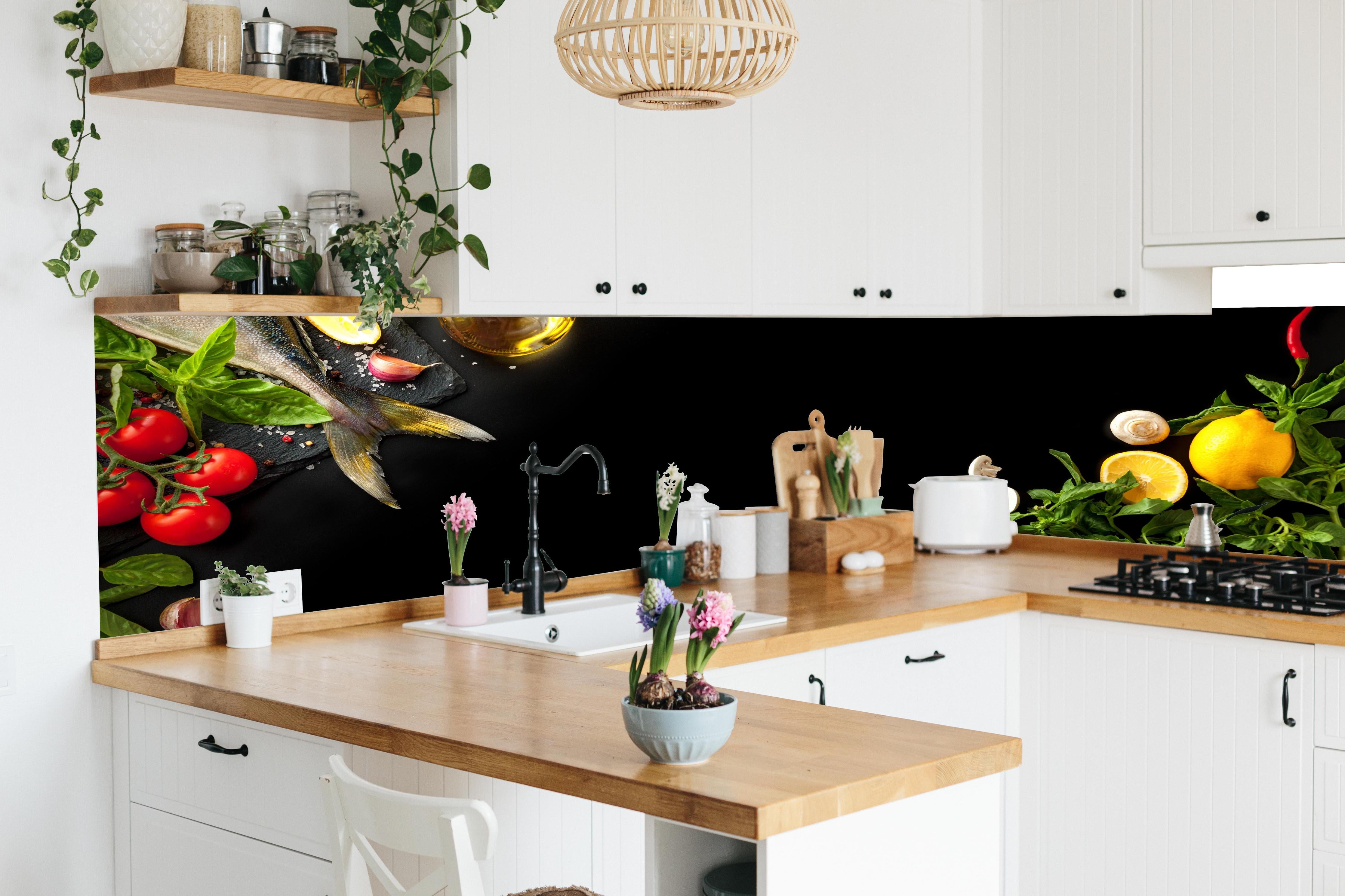 Küche - Fischzutaten auf schwarzem Hintergrund in lebendiger Küche mit bunten Blumen