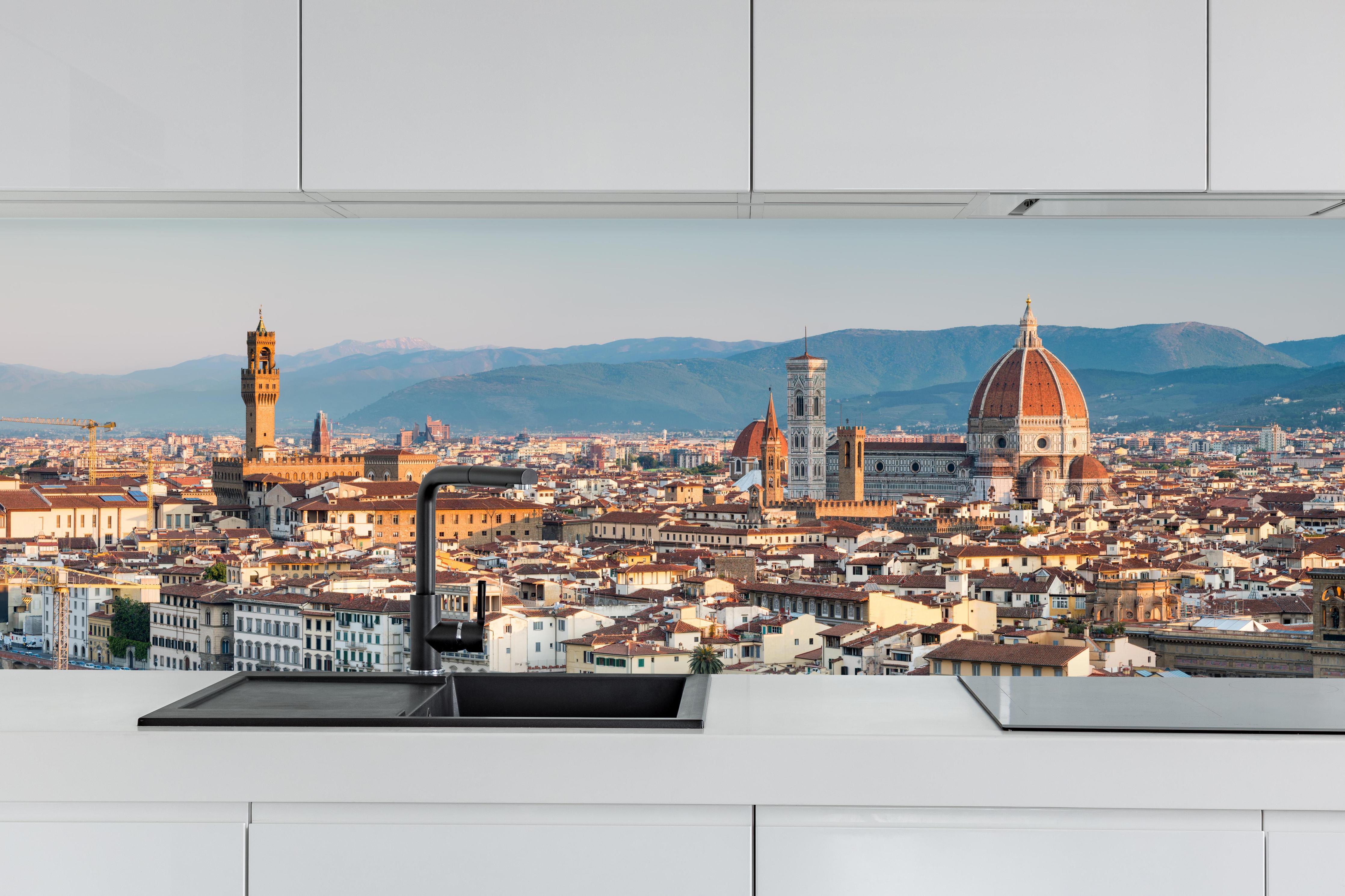 Küche - Florenz Skyline Blau-Beige hinter weißen Hochglanz-Küchenregalen und schwarzem Wasserhahn
