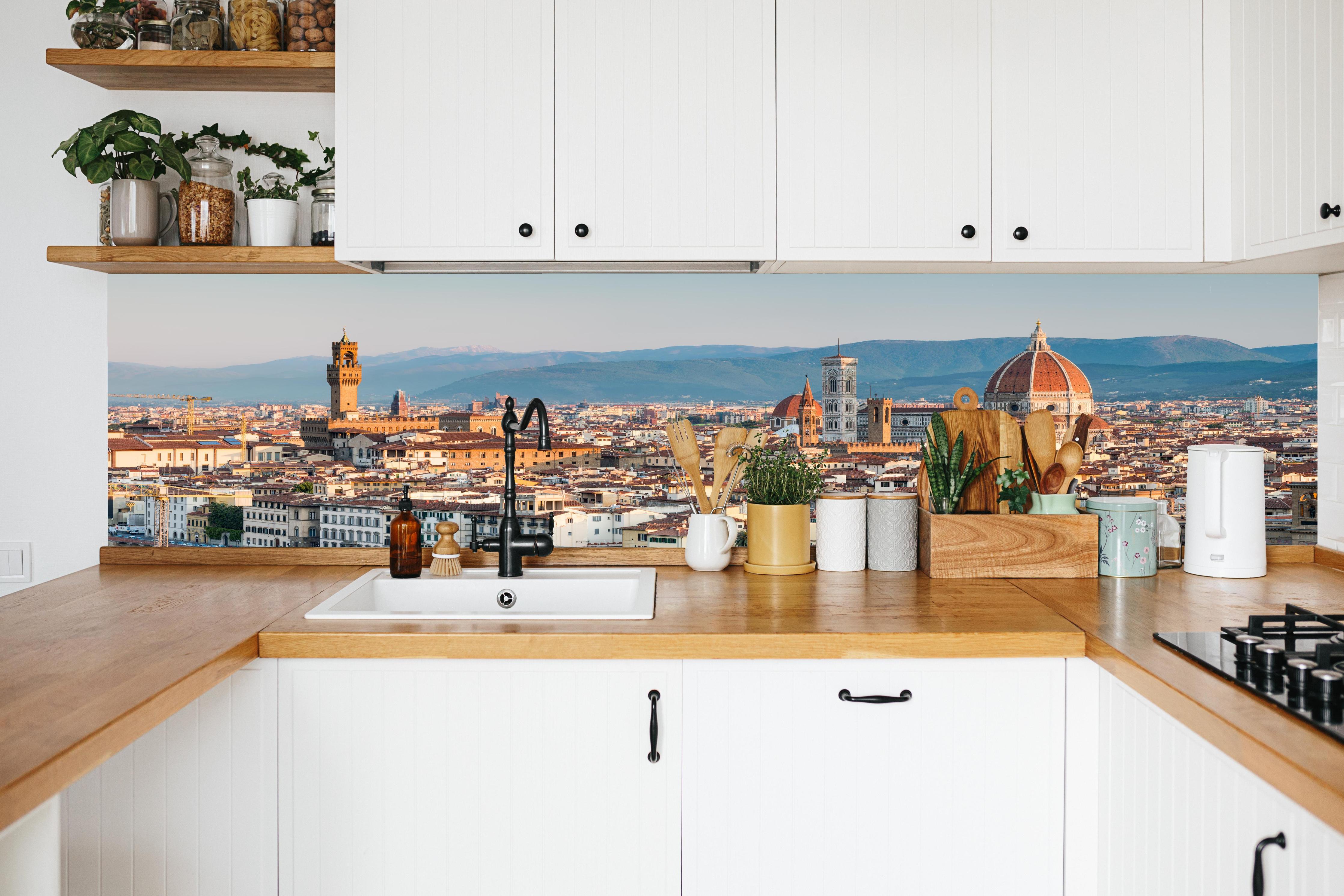 Küche - Florenz Skyline Blau-Beige in weißer Küche hinter Gewürzen und Kochlöffeln aus Holz