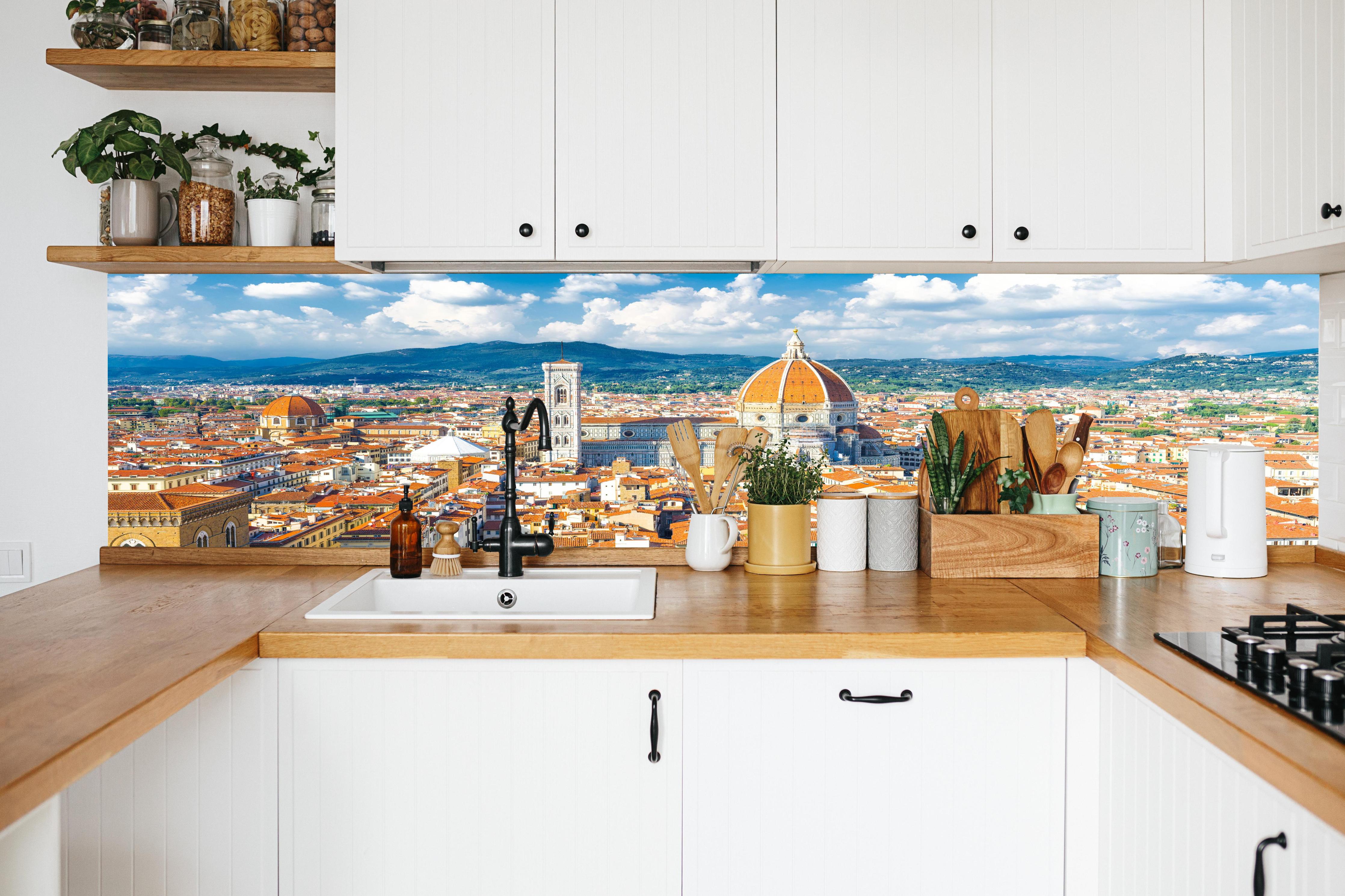 Küche - Florenz Skyline mit Dom in weißer Küche hinter Gewürzen und Kochlöffeln aus Holz