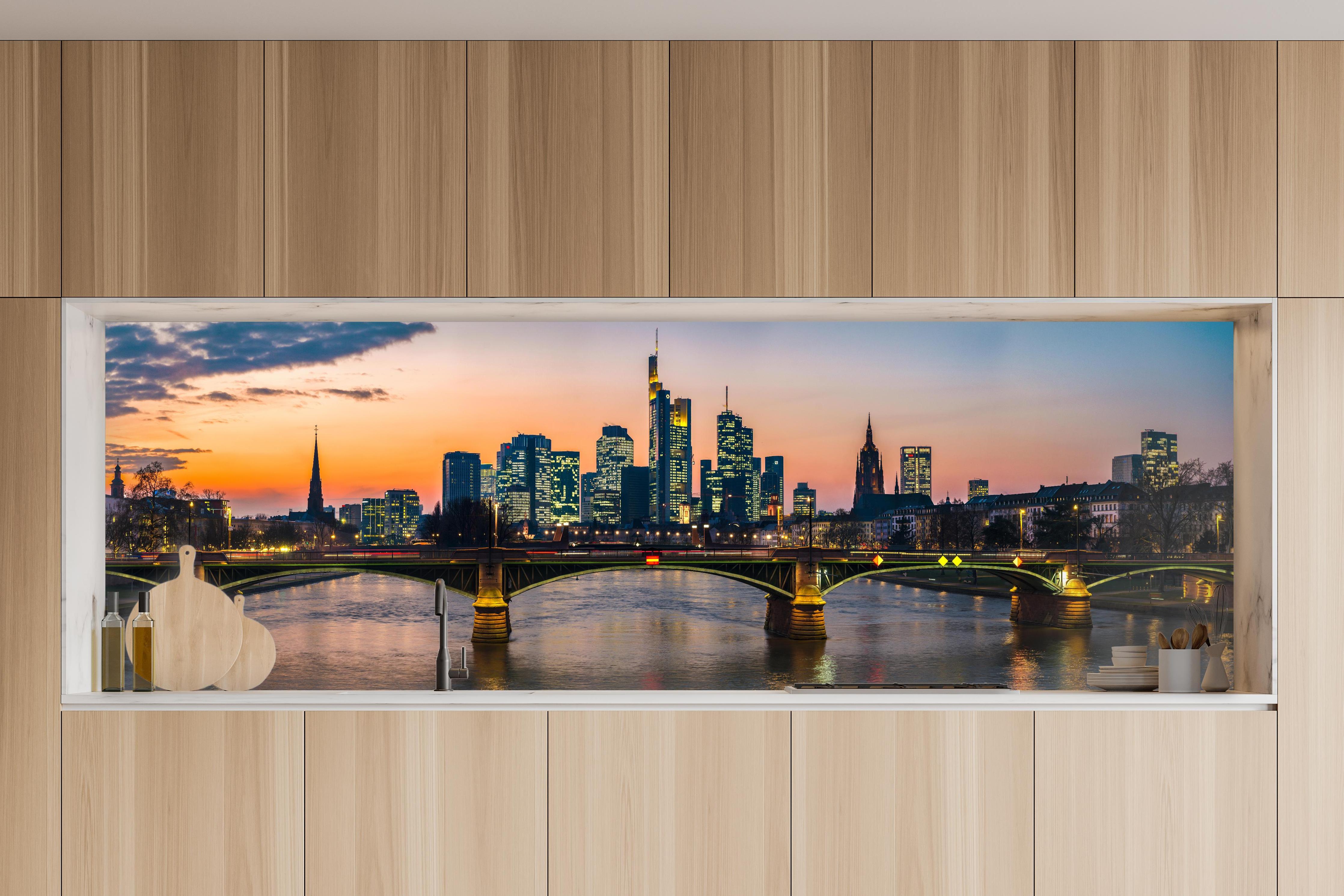 Küche - Frankfurt Skyline Sonnenuntergang in charakteristischer Vollholz-Küche mit modernem Gasherd