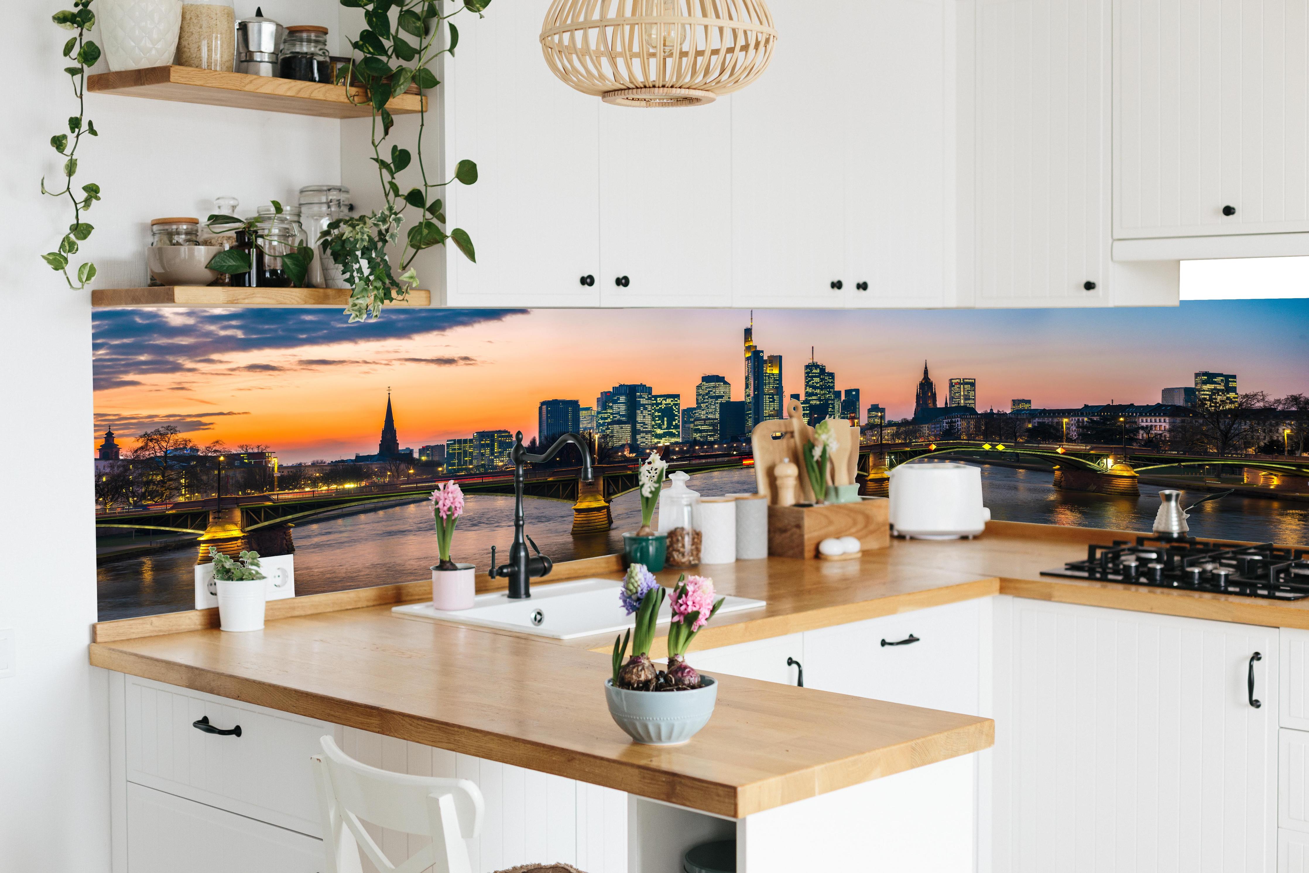 Küche - Frankfurt Skyline Sonnenuntergang in lebendiger Küche mit bunten Blumen