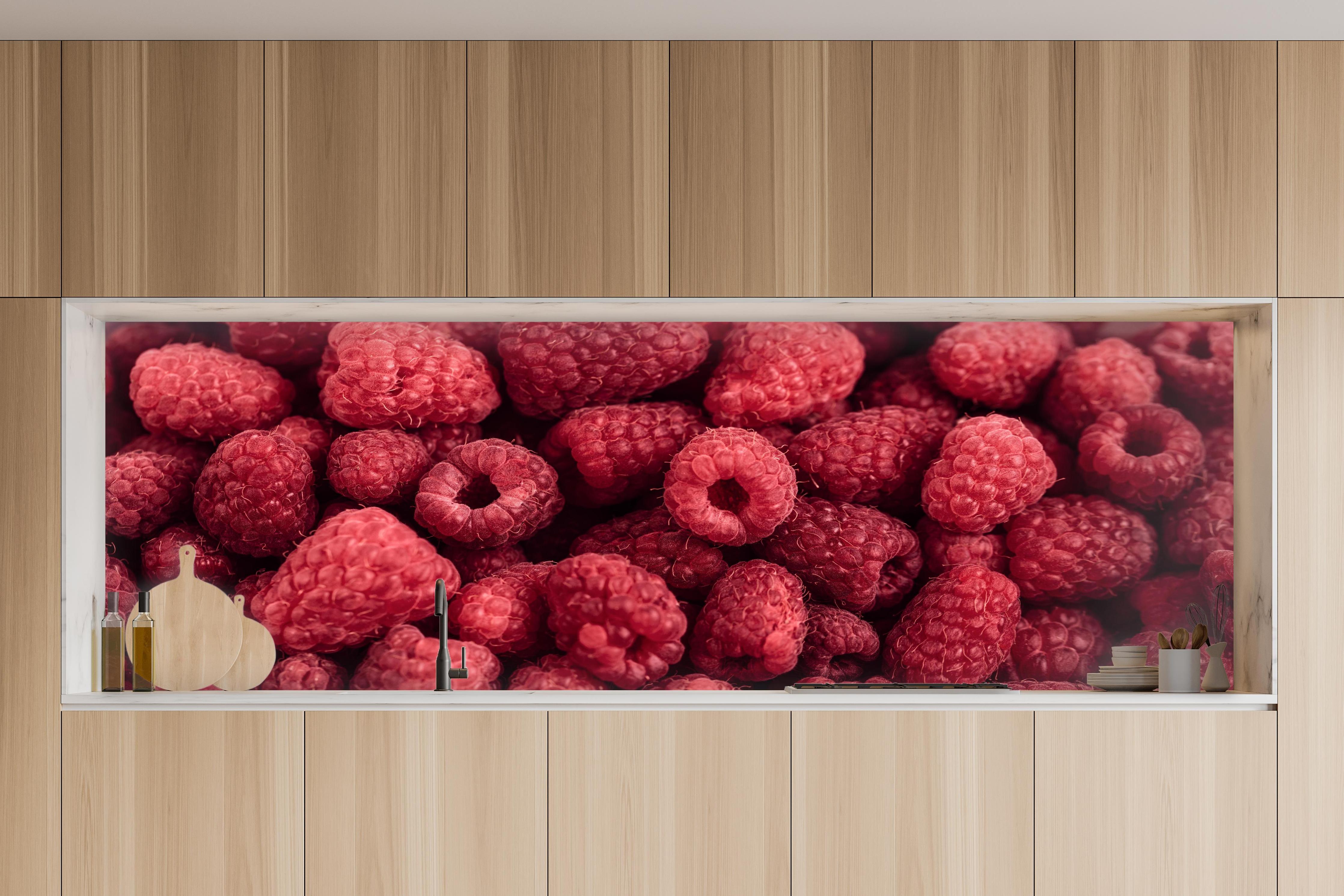 Küche - Frische Himbeer-Textur Rot in charakteristischer Vollholz-Küche mit modernem Gasherd