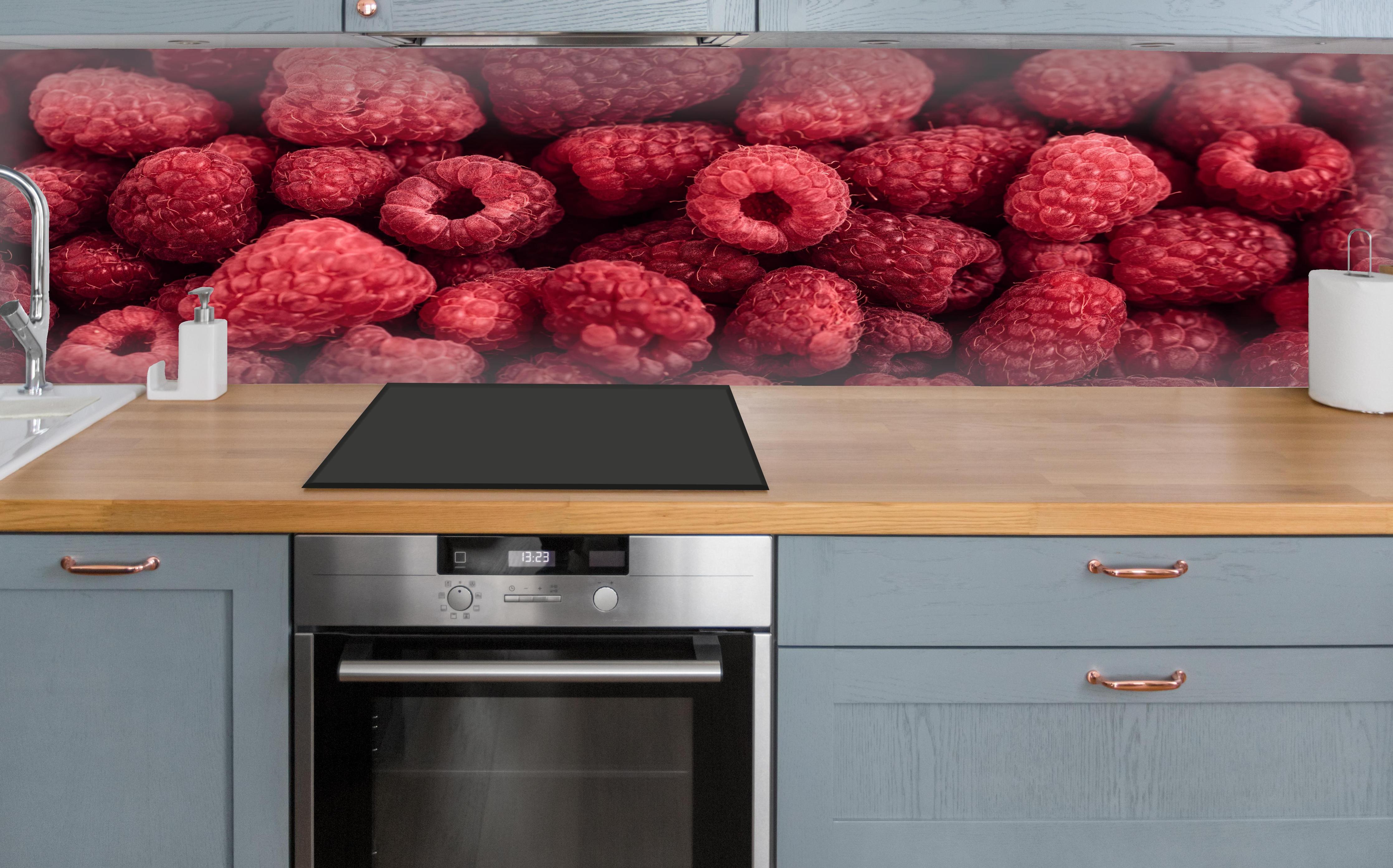 Küche - Frische Himbeer-Textur Rot über polierter Holzarbeitsplatte mit Cerankochfeld