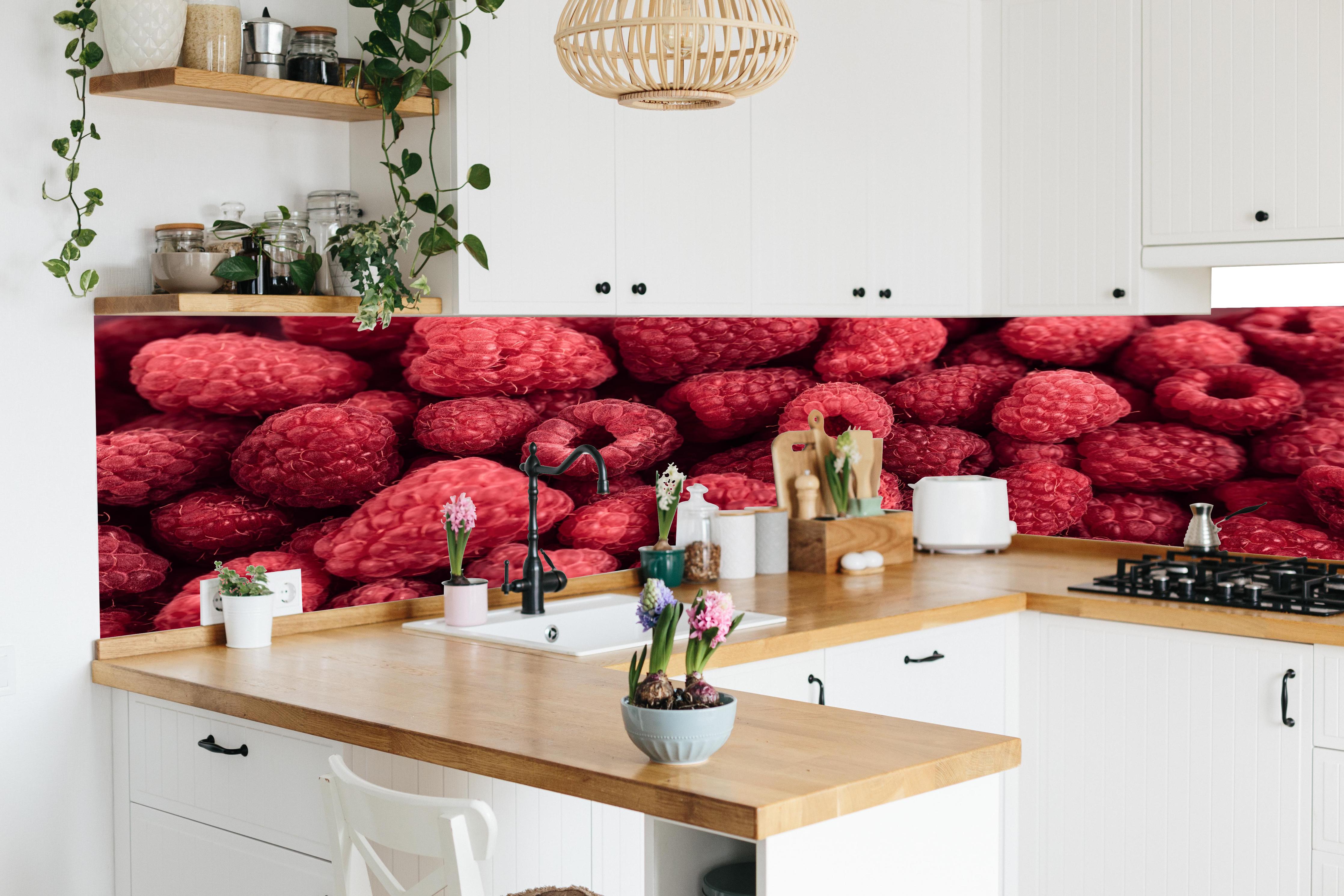 Küche - Frische Himbeer-Textur Rot in lebendiger Küche mit bunten Blumen