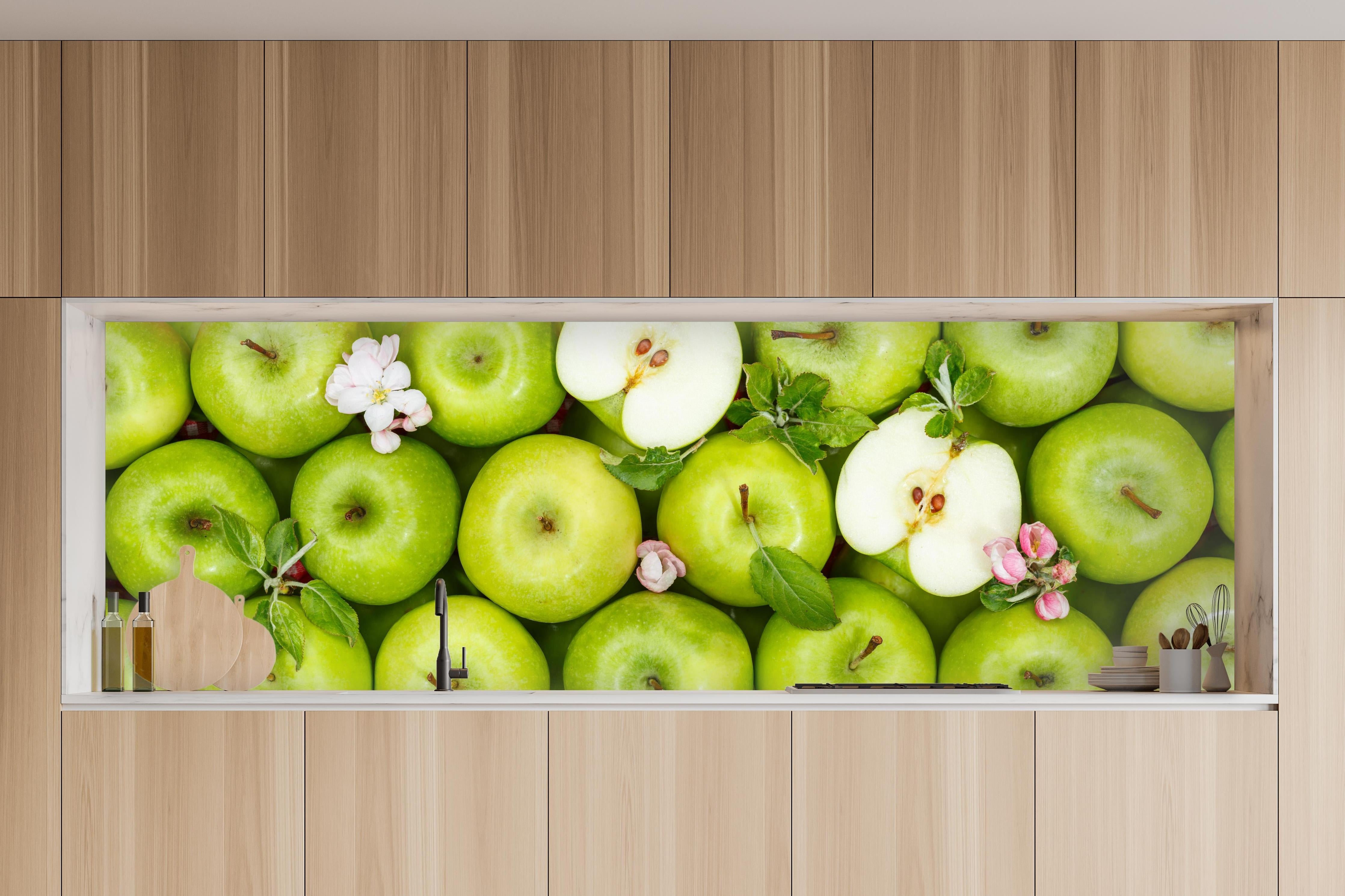 Küche - Frische grüne Äpfel in charakteristischer Vollholz-Küche mit modernem Gasherd