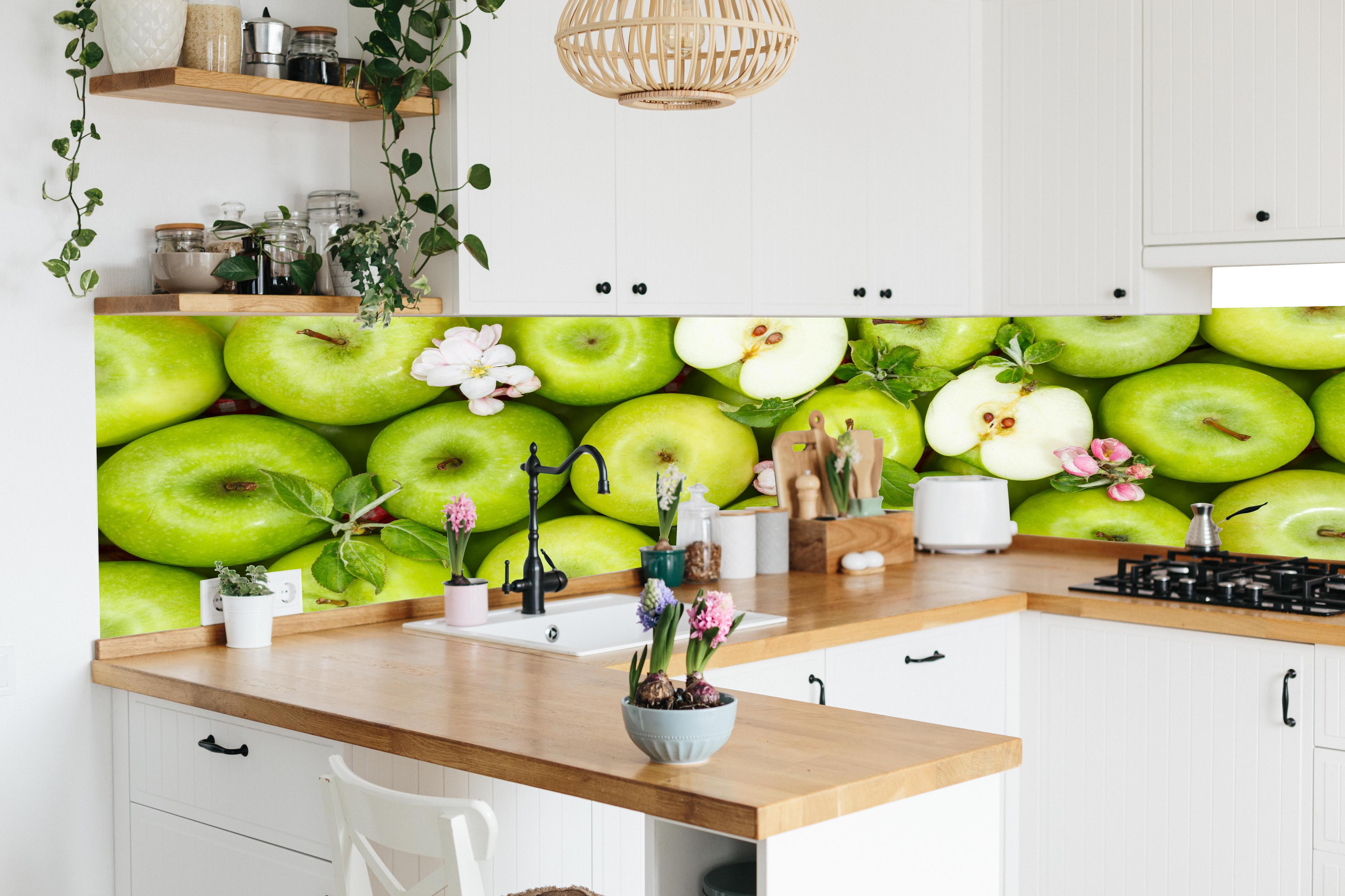 Küche - Frische grüne Äpfel in lebendiger Küche mit bunten Blumen