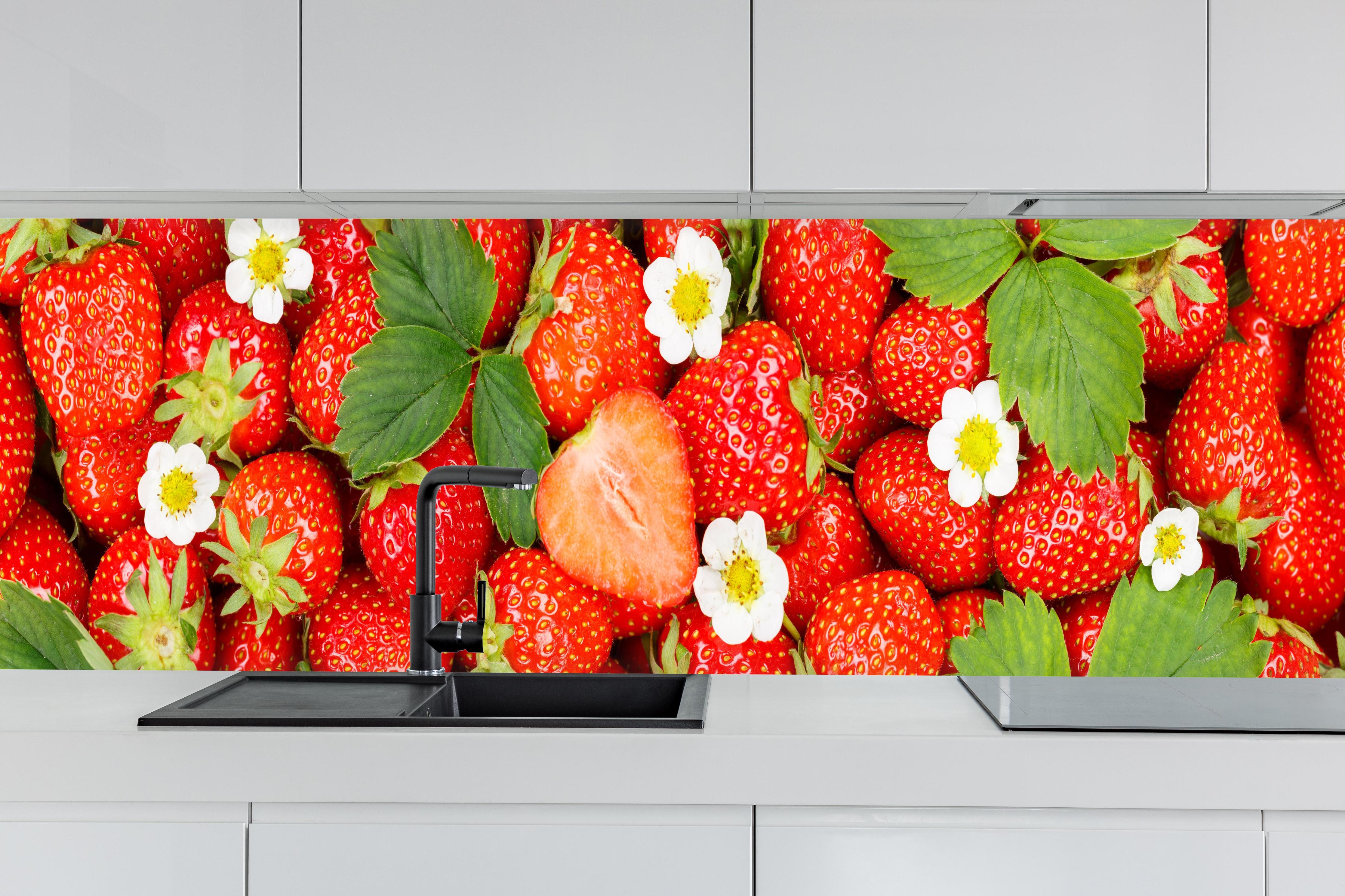 Küche - Frische rote Erdbeeren hinter weißen Hochglanz-Küchenregalen und schwarzem Wasserhahn