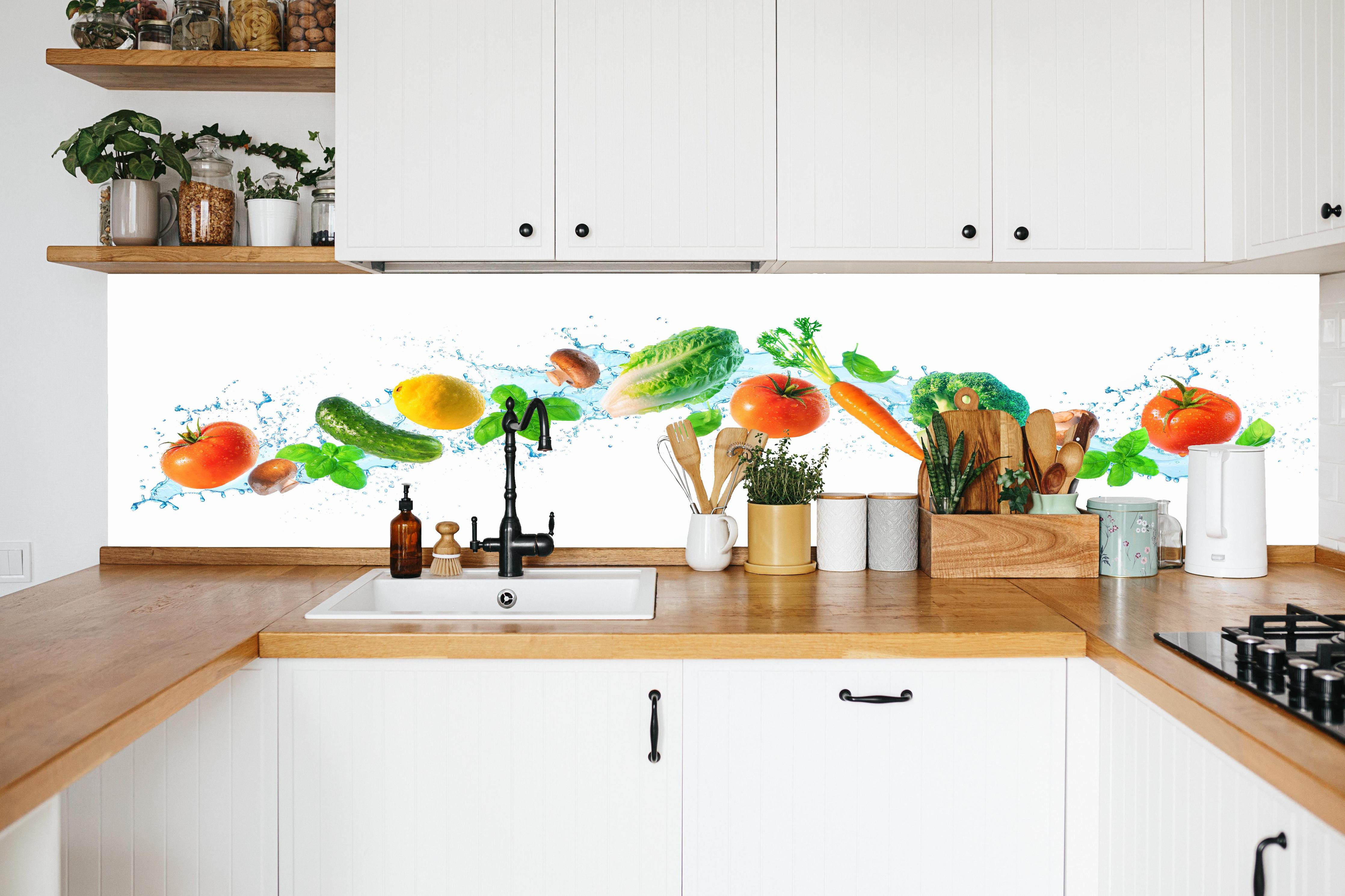 Küche - Frischer Gemüse-Splash Weiß in weißer Küche hinter Gewürzen und Kochlöffeln aus Holz