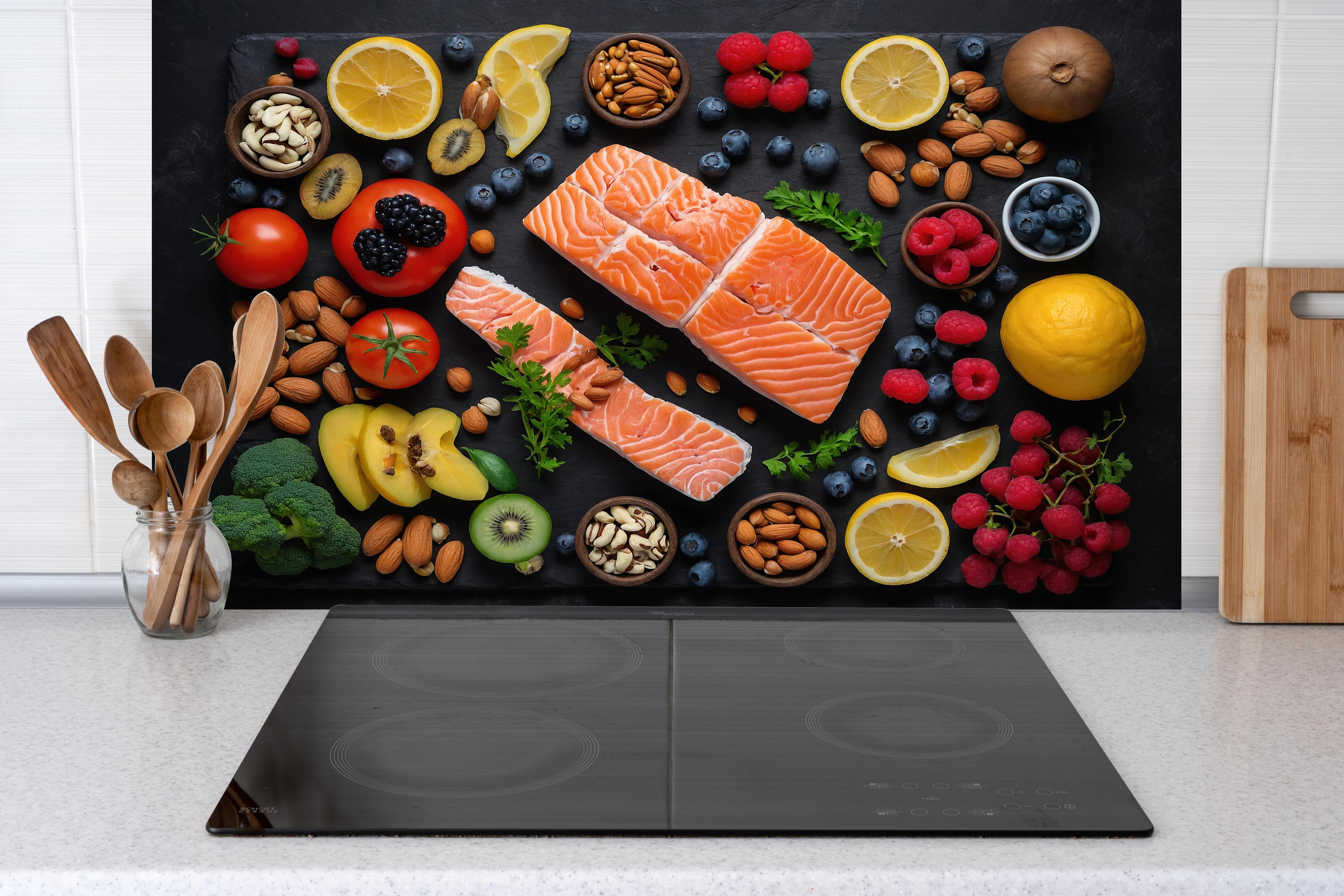Küche - Frischer Lachs mit Beeren hinter Cerankochfeld und Holz-Kochutensilien