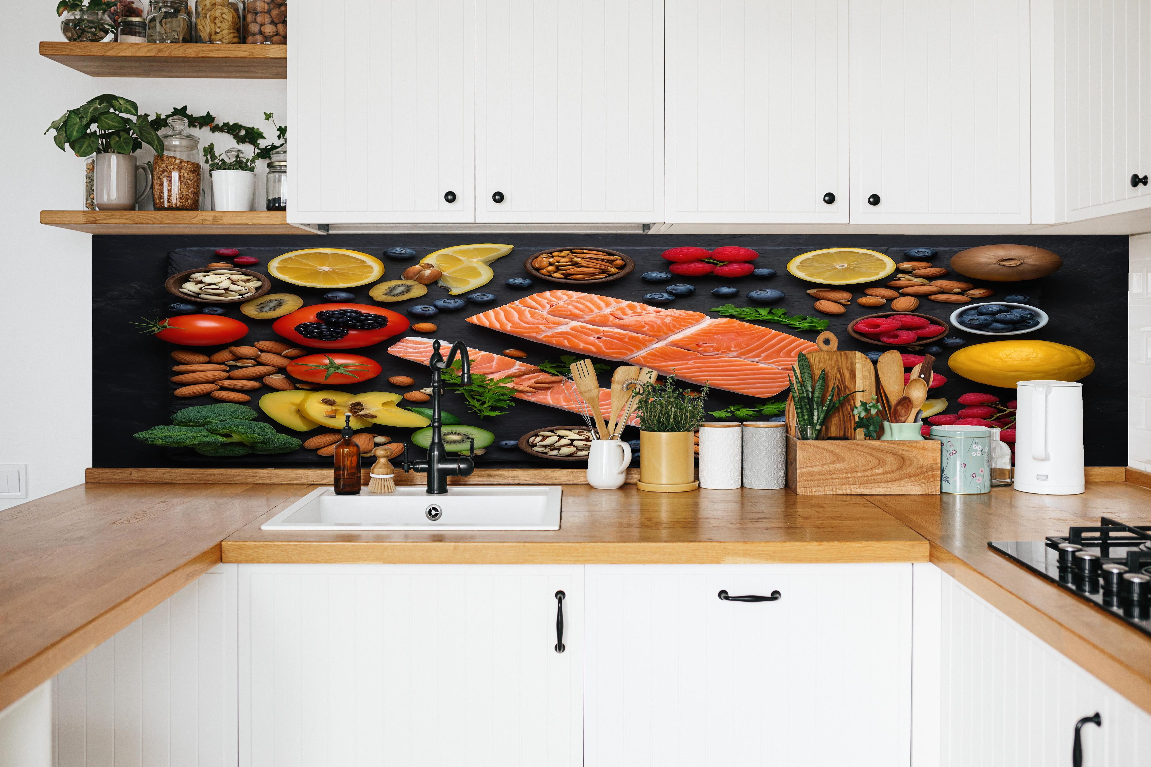 Küche - Frischer Lachs mit Beeren in weißer Küche hinter Gewürzen und Kochlöffeln aus Holz