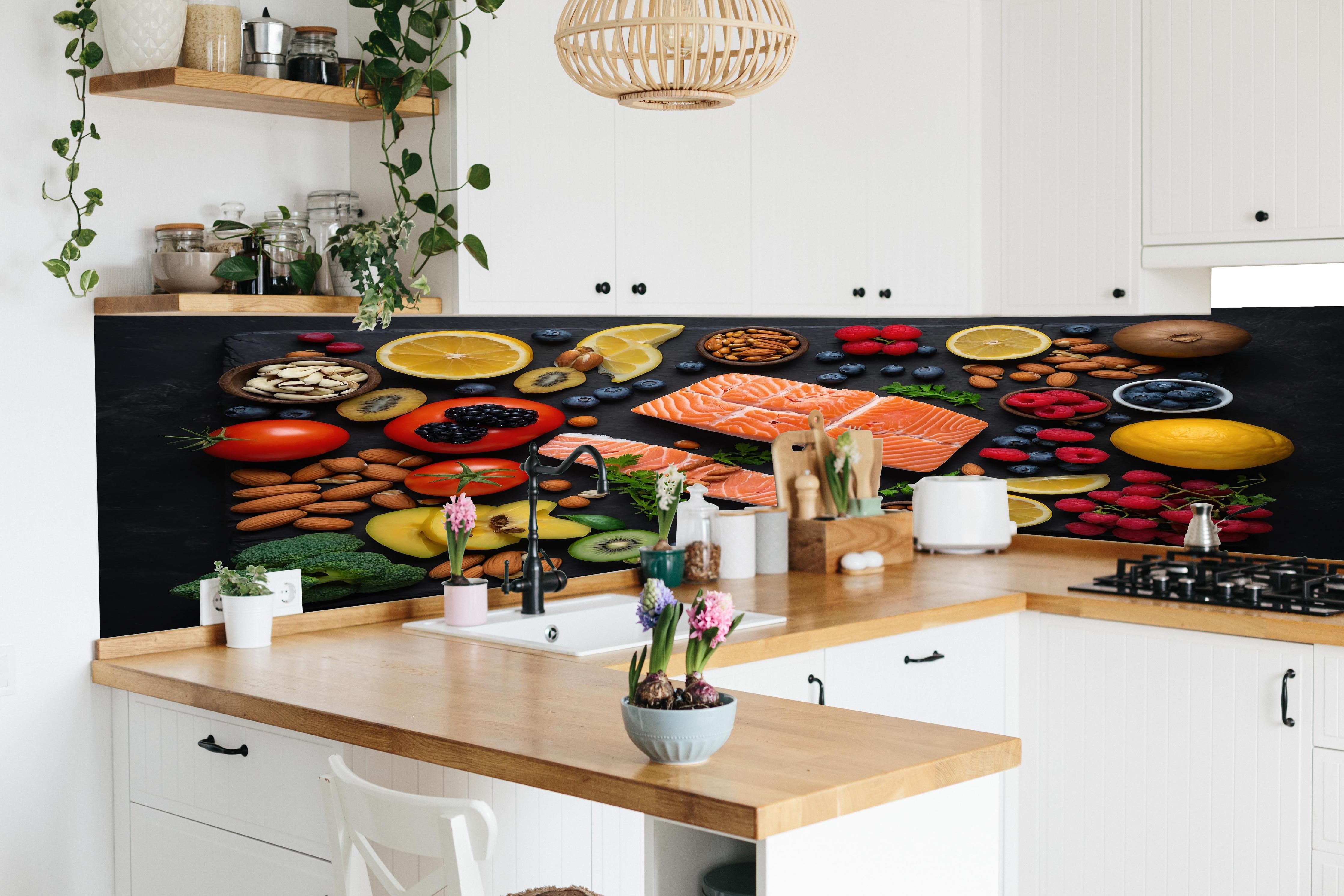 Küche - Frischer Lachs mit Beeren in lebendiger Küche mit bunten Blumen